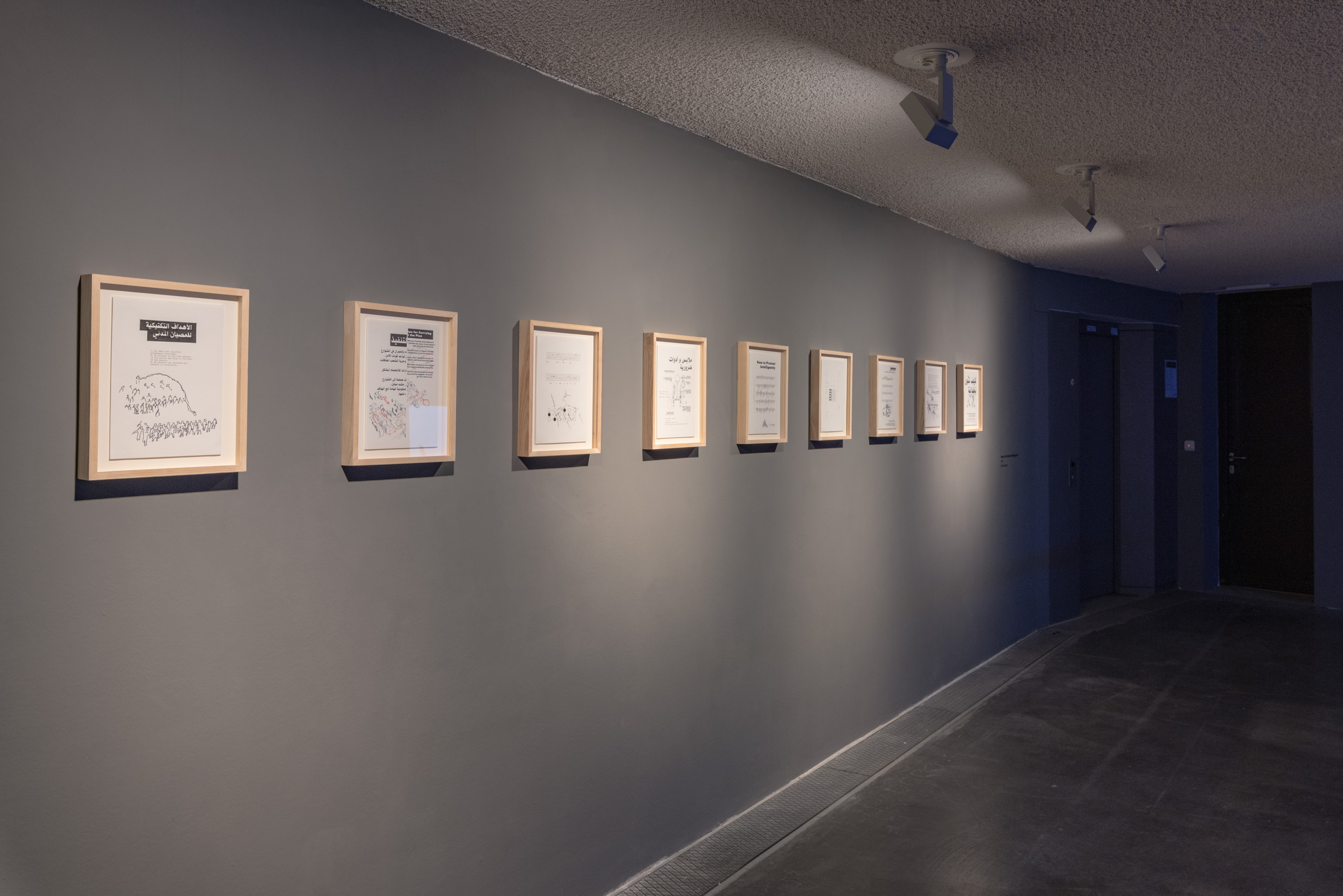 Das Foto zeigt das Untergeschoss des Edith-Russ-Hauses mit dem Kunstwerk von Noor Afshan Mirza & Brad Butler: How to Protest Intelligently (Wie man intelligent protestiert). Foto © Edith-Russ-Haus