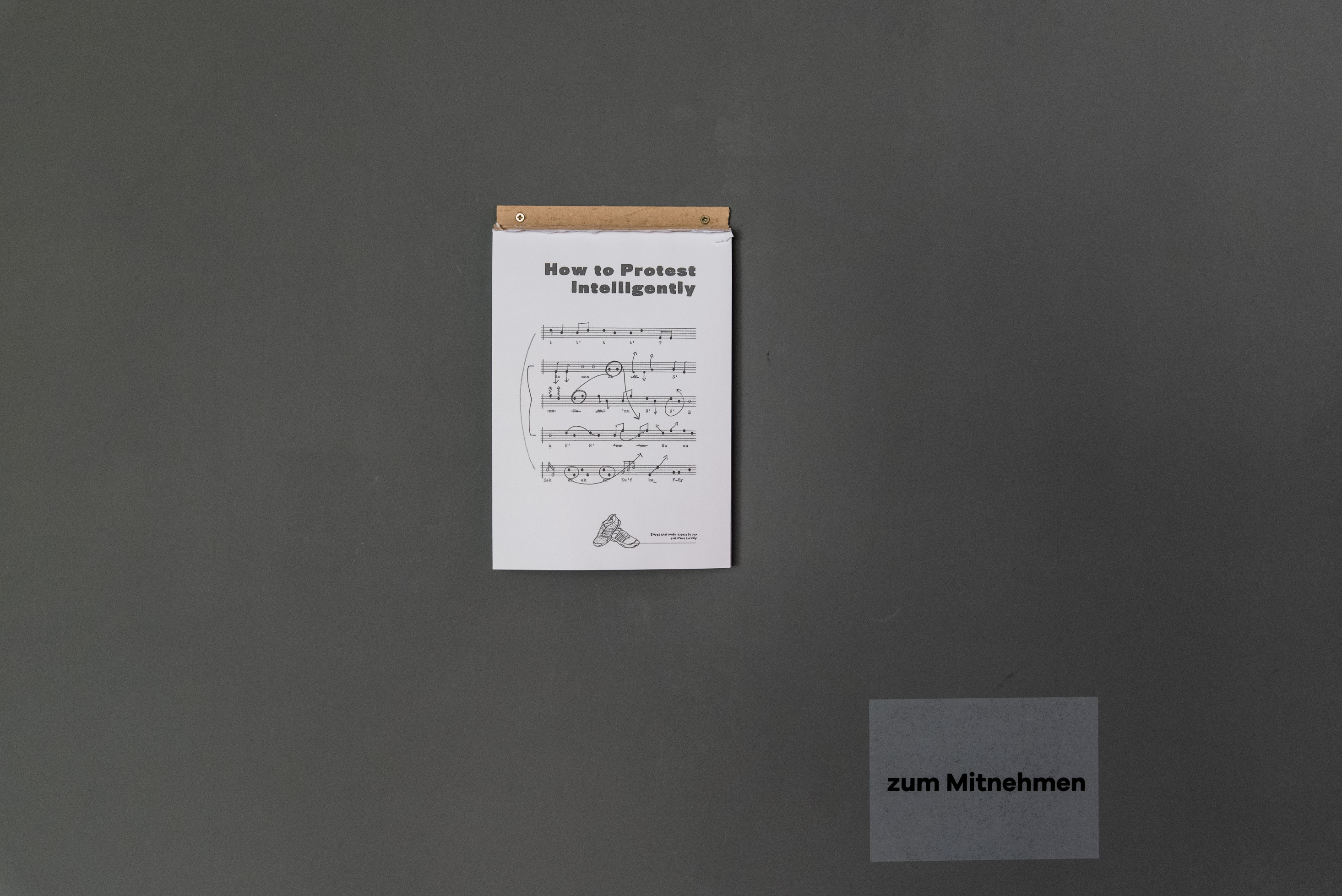 Das Foto zeigt das Untergeschoss des Edith-Russ-Hauses mit dem Kunstwerk von Noor Afshan Mirza & Brad Butler: How to Protest Intelligently (Wie man intelligent protestiert). Foto © Edith-Russ-Haus