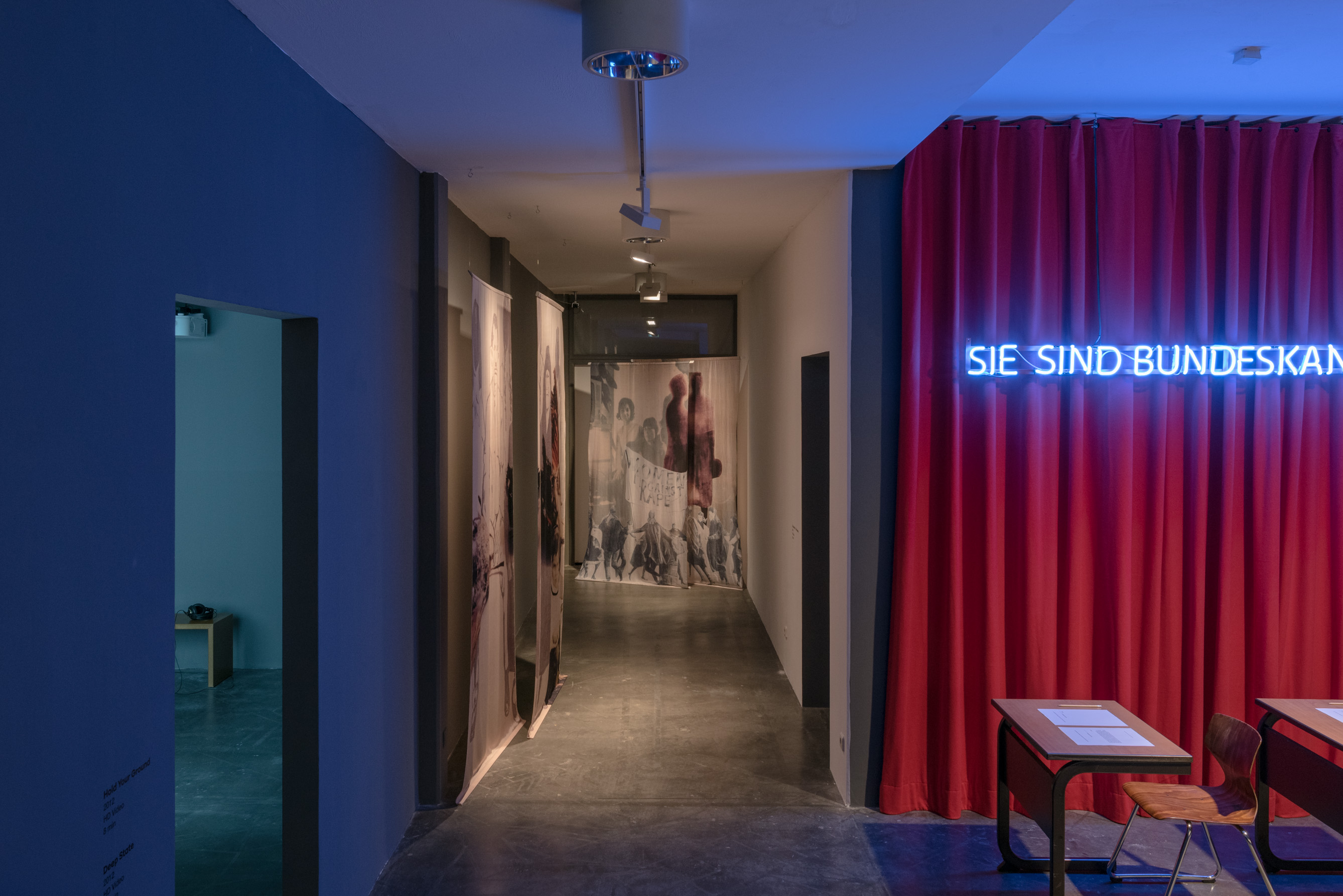 Das Foto zeigt das Untergeschoss des Edith-Russ-Hauses mit der Ausstellungsansicht Noor Afshan Mirza & Brad Butler: The Scar. Foto © Edith-Russ-Haus