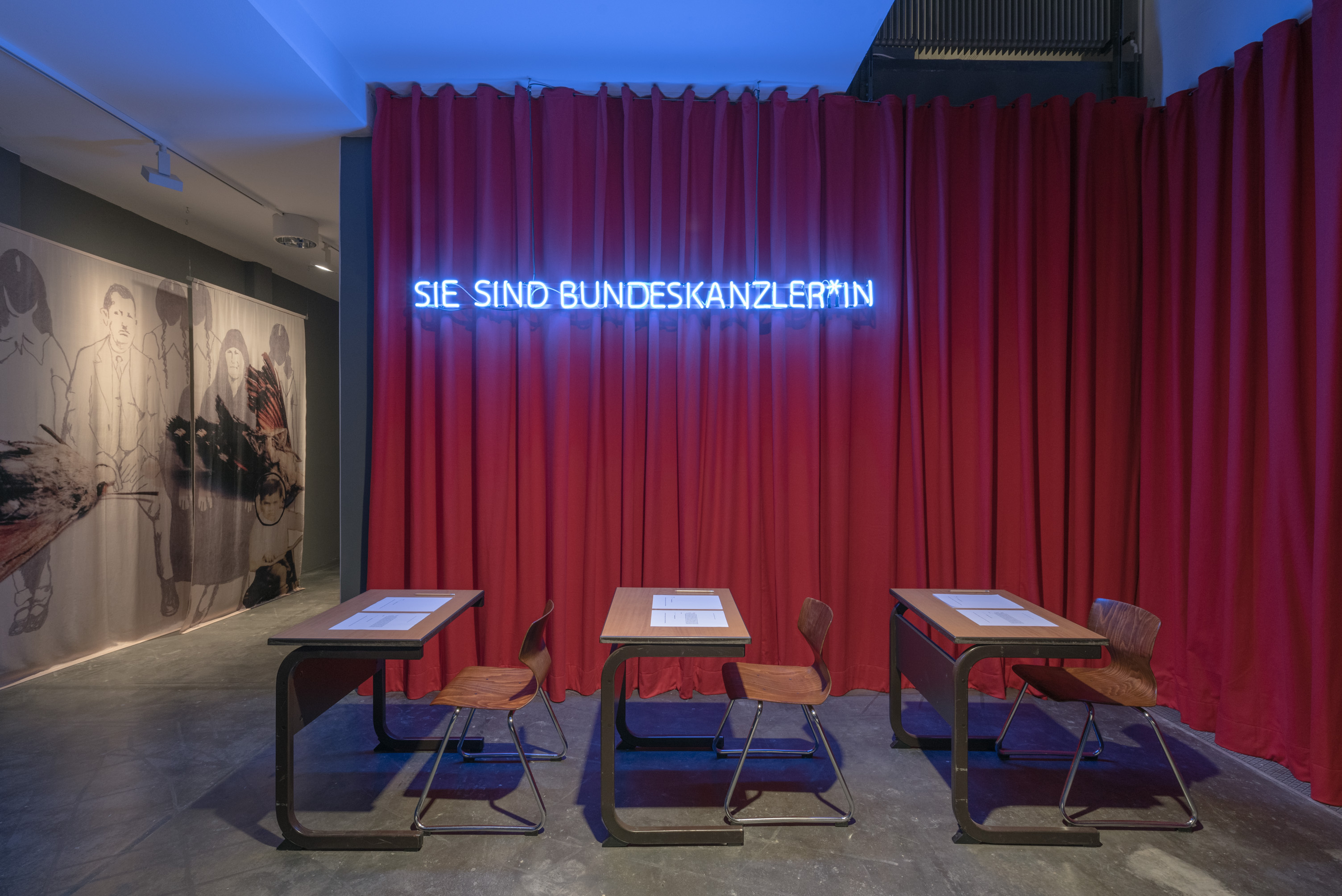 Das Foto zeigt das Untergeschoss des Edith-Russ-Hauses mit dem Kunstwerk von Noor Afshan Mirza & Brad Butler: Sie sind Bundeskanzler*in – You Are the Prime Minister. Foto © Edith-Russ-Haus