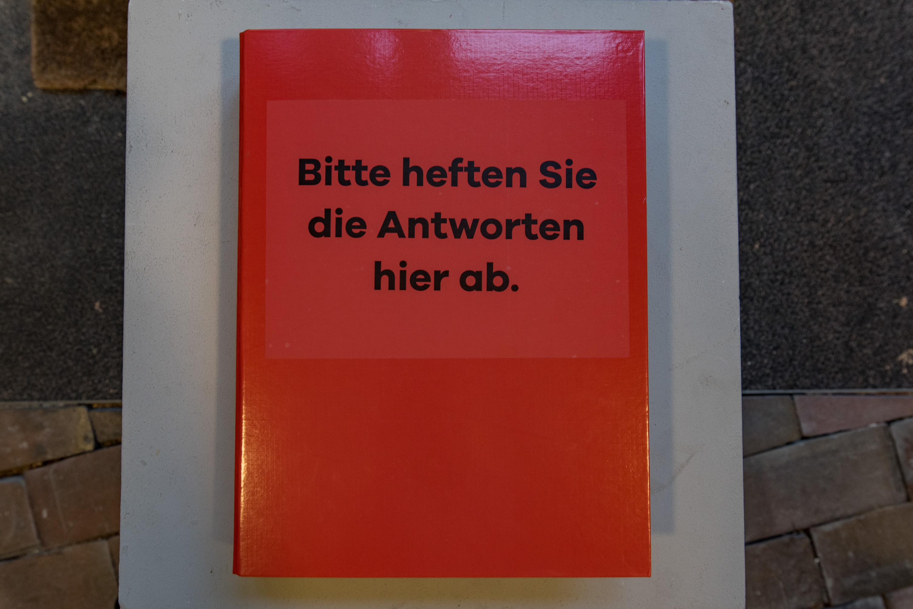 Das Foto zeigt das Untergeschoss des Edith-Russ-Hauses mit dem Kunstwerk von Noor Afshan Mirza & Brad Butler: Sie sind Bundeskanzler*in – You Are the Prime Minister. Foto © Edith-Russ-Haus