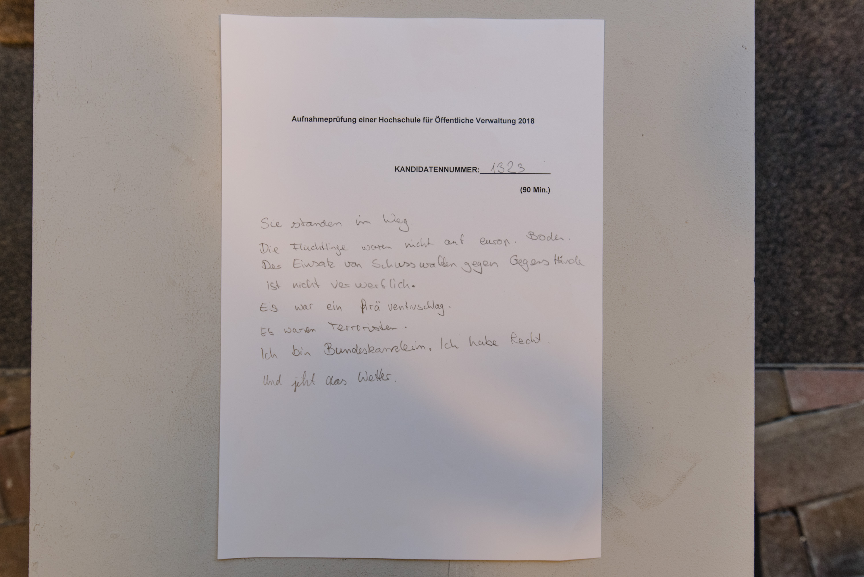 Das Foto zeigt das Untergeschoss des Edith-Russ-Hauses mit dem Kunstwerk von Noor Afshan Mirza & Brad Butler: Sie sind Bundeskanzler*in – You Are the Prime Minister. Foto © Edith-Russ-Haus