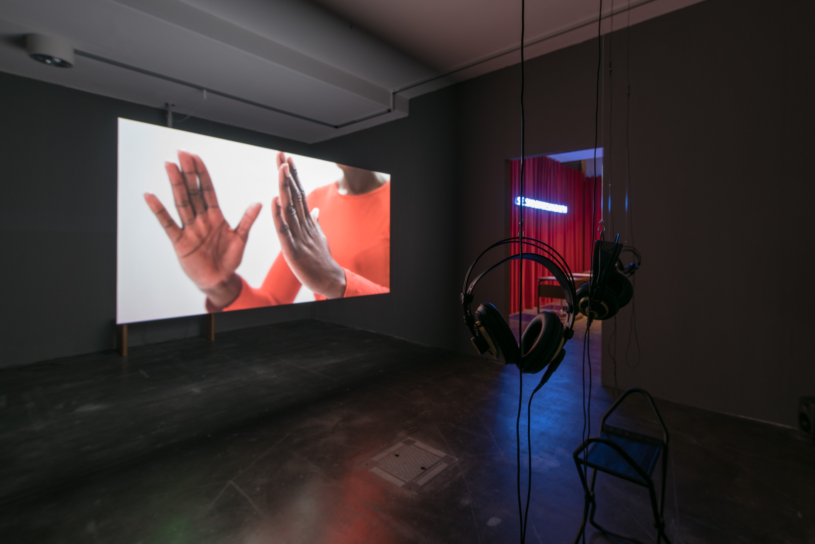 Das Foto zeigt das Untergeschoss des Edith-Russ-Hauses mit dem Kunstwerk von Noor Afshan Mirza & Brad Butler: Hold Your Ground (Behaupte Dich). Foto © Edith-Russ-Haus