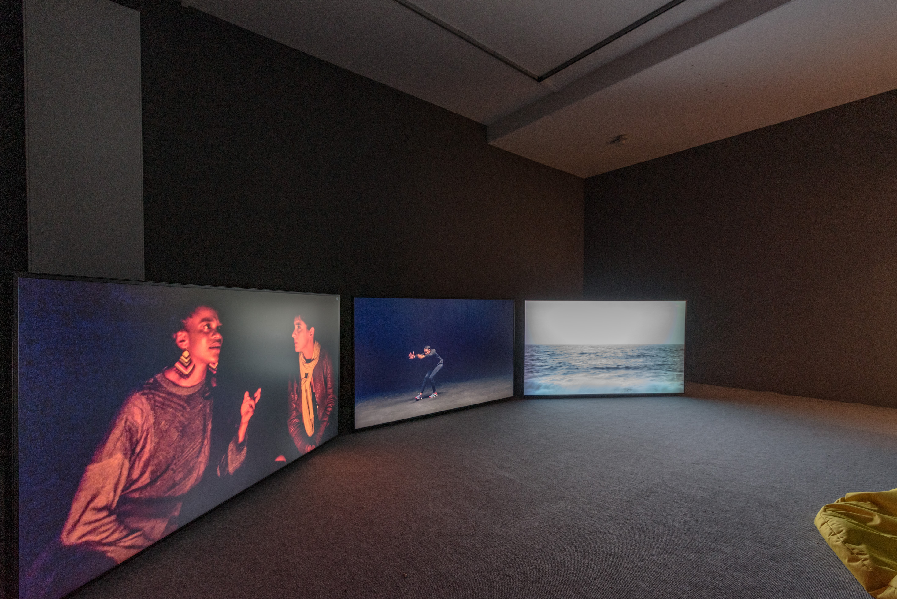 Das Foto zeigt das Untergeschoss des Edith-Russ-Hauses mit dem Kunstwerk von Noor Afshan Mirza & Brad Butler: The Scar III – The Gossip (Das Gerede). Foto © Edith-Russ-Haus