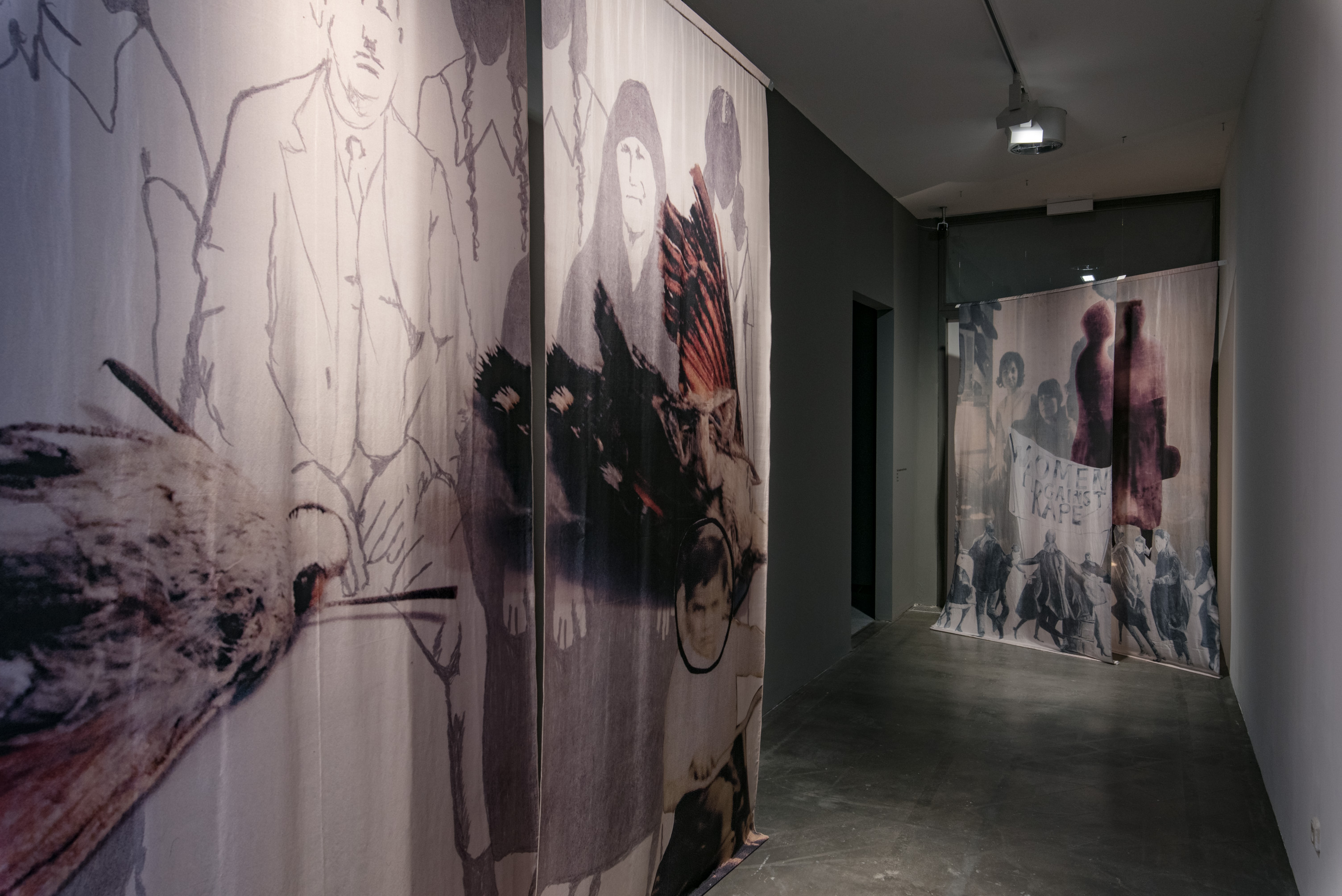 Das Foto zeigt das Untergeschoss des Edith-Russ-Hauses mit der Ausstellungsansicht Noor Afshan Mirza & Brad Butler: The Scar. Foto © Edith-Russ-Haus