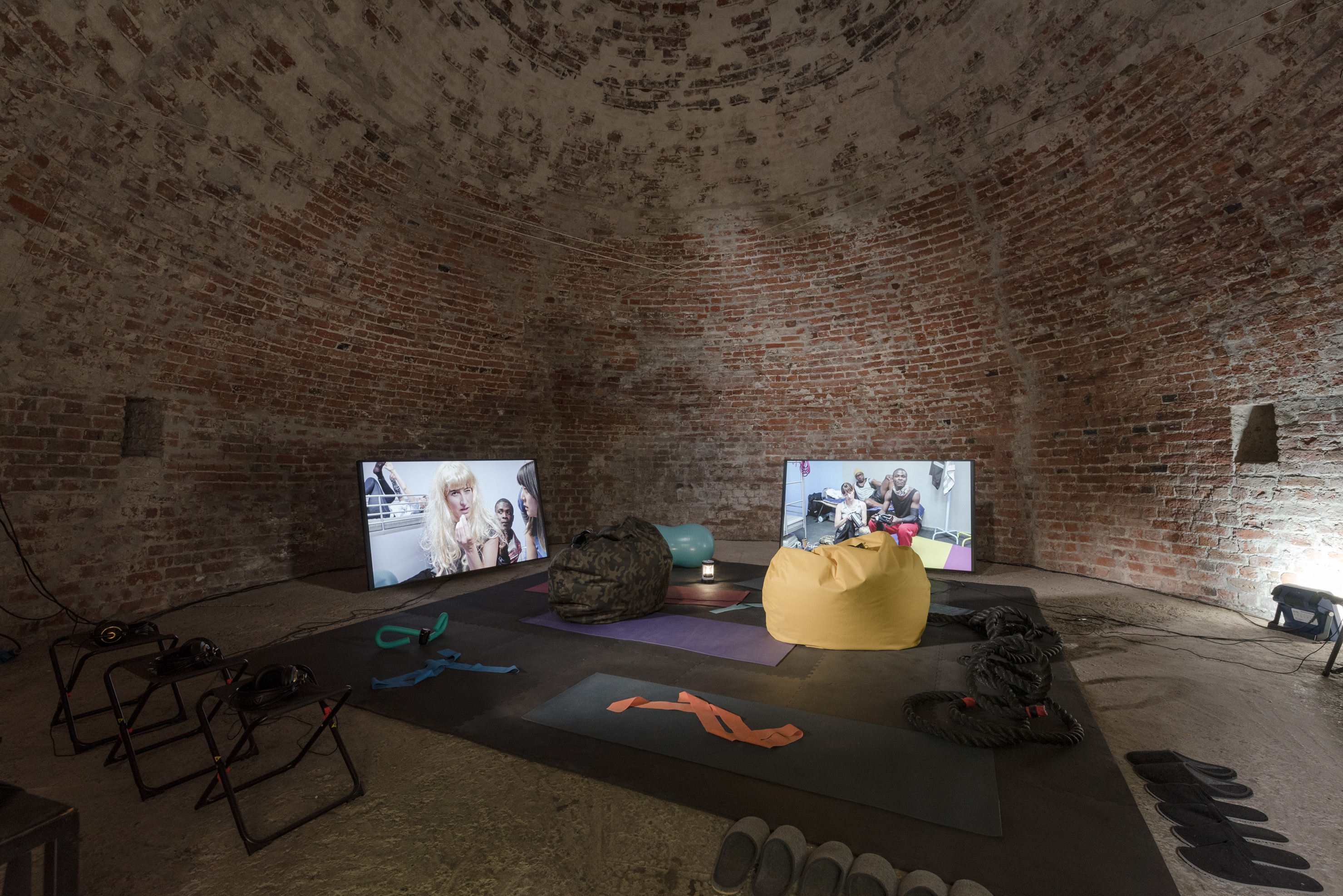 Das Foto zeigt den Pulverturm mit dem Kunstwerk von Stefan Panhans: Hostel. Foto © Edith-Russ-Haus