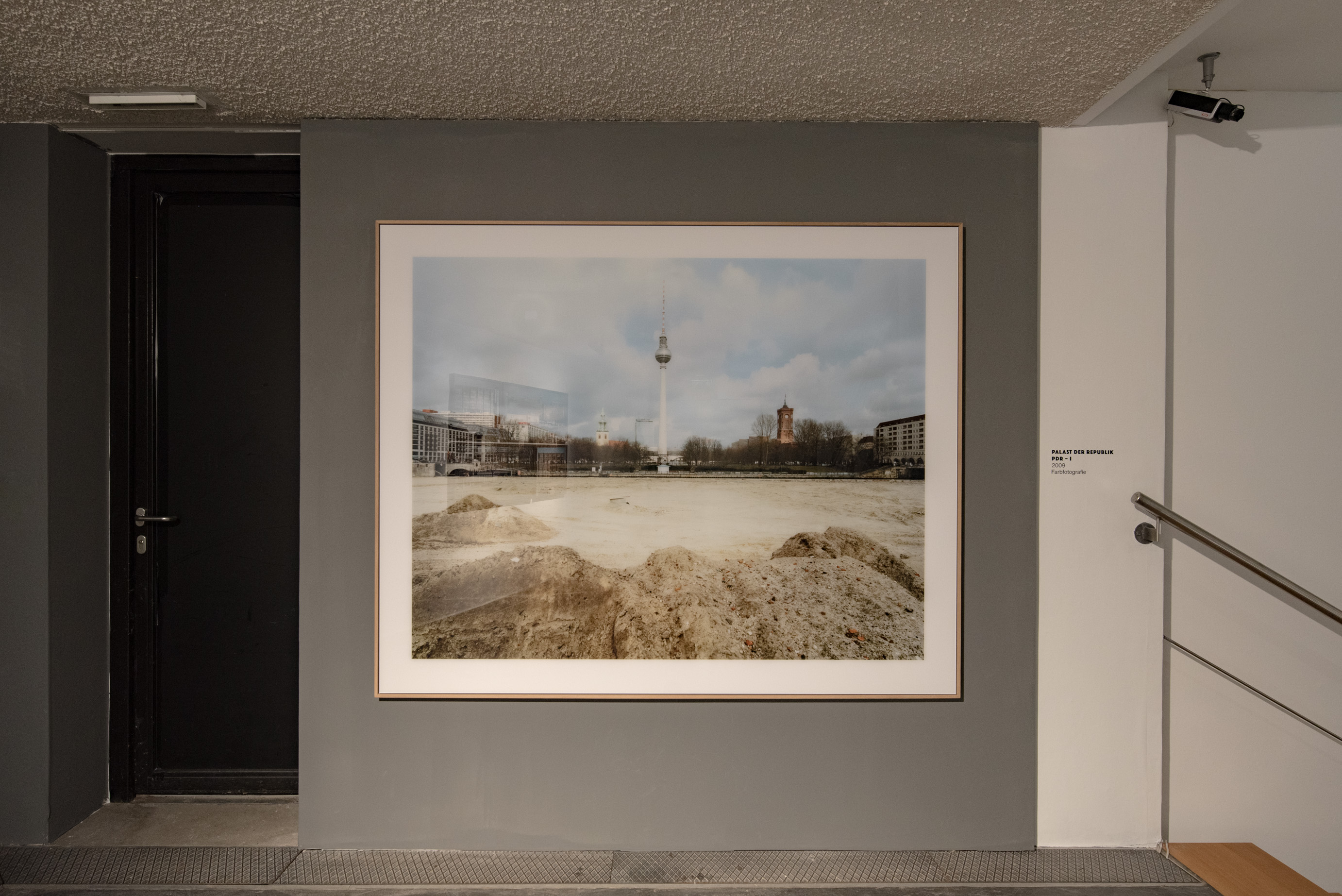 The photo shows the basement of the Edith Russ House with the artwork by Nina Fischer & Maroan el Sani: Palast der Republik, PDR – I. Photo © Edith-Russ-Haus
