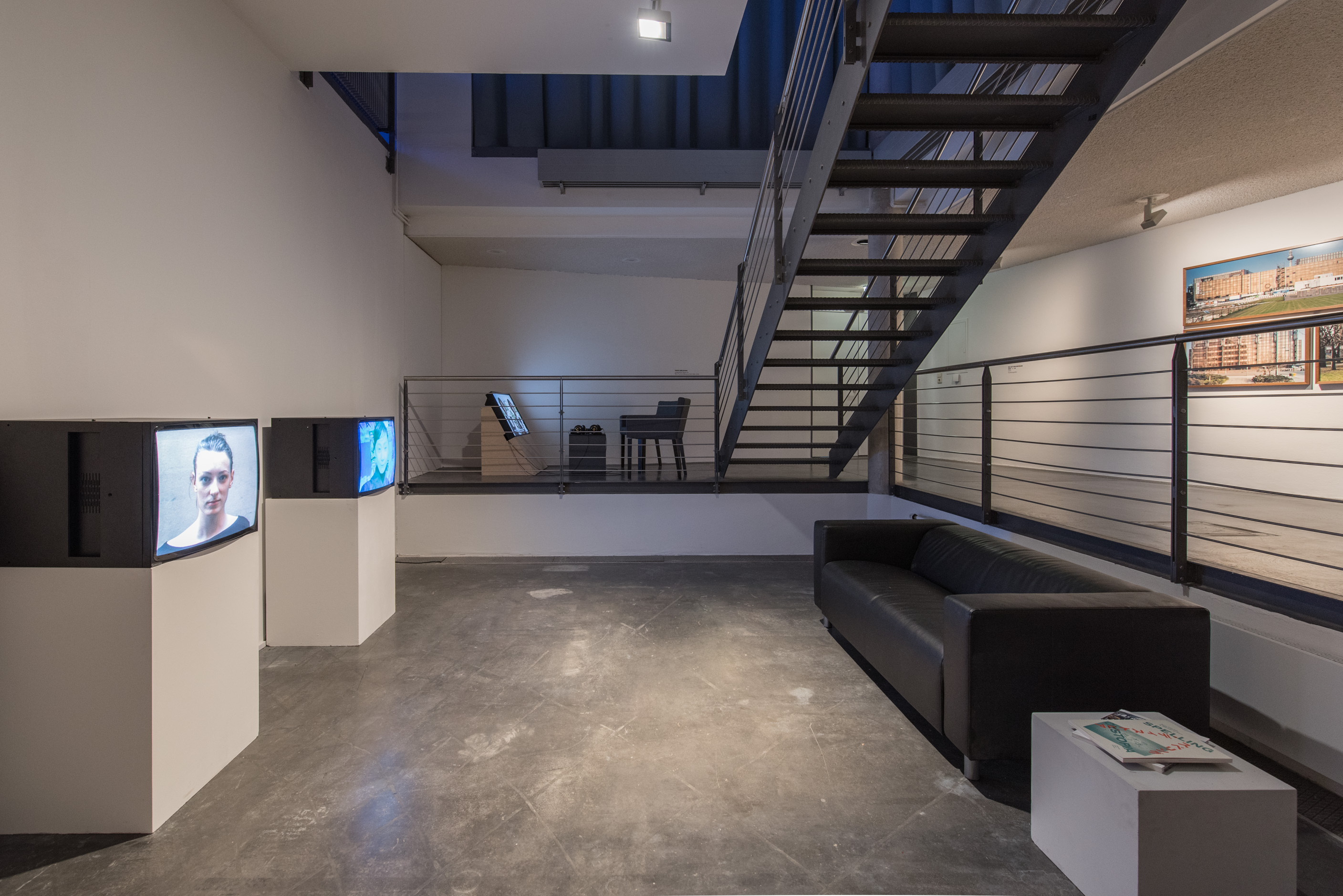 The photo shows the basement of the Edith Russ House with the Exhibition view Nina Fischer & Maroan el Sani: The Active Guest. Photo © Edith-Russ-Haus