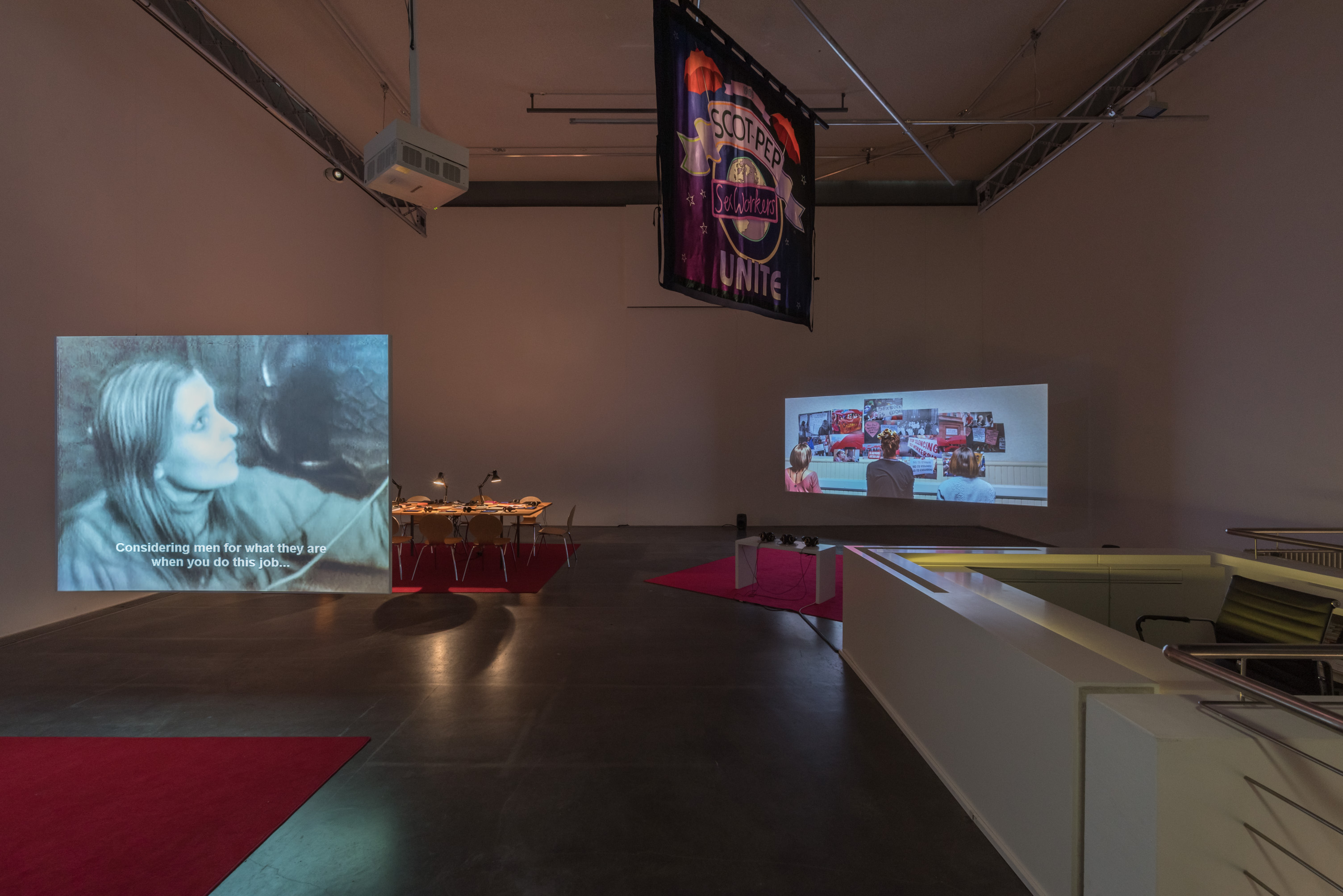 Das Foto zeigt das Obergeschoss des Edith-Russ-Hauses mit dem Kunstwerk von Petra Bauer & SCOT-PEP: Workers! Foto © Edith-Russ-Haus