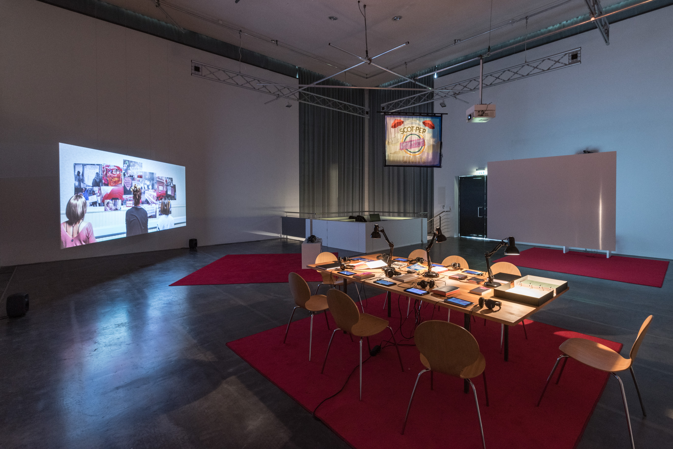 Das Foto zeigt das Obergeschoss des Edith-Russ-Hauses mit dem Kunstwerk von Petra Bauer & SCOT-PEP: Workers! Foto © Edith-Russ-Haus