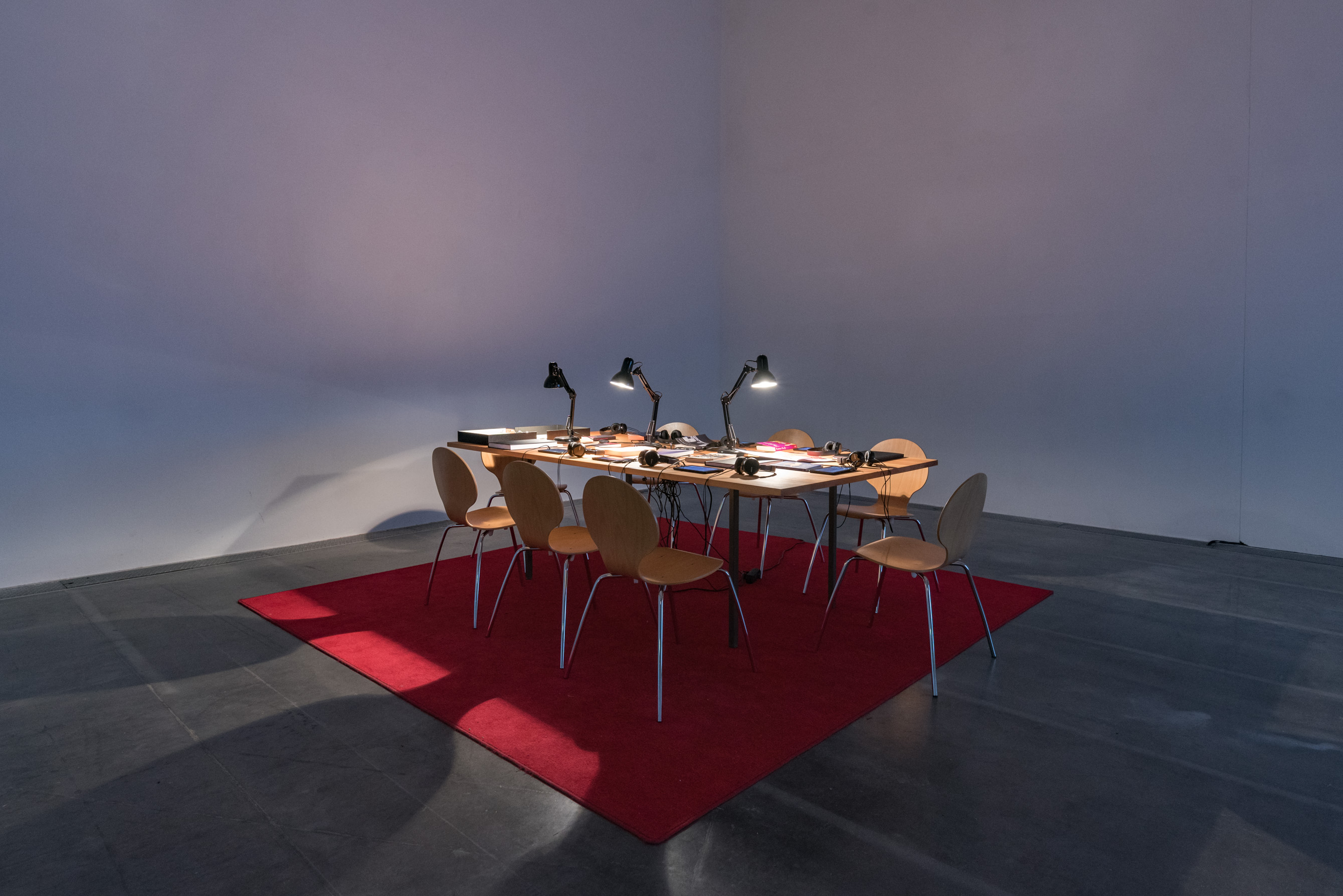 Das Foto zeigt das Obergeschoss des Edith-Russ-Hauses mit dem Kunstwerk von Petra Bauer & SCOT-PEP: Workers! Foto © Edith-Russ-Haus