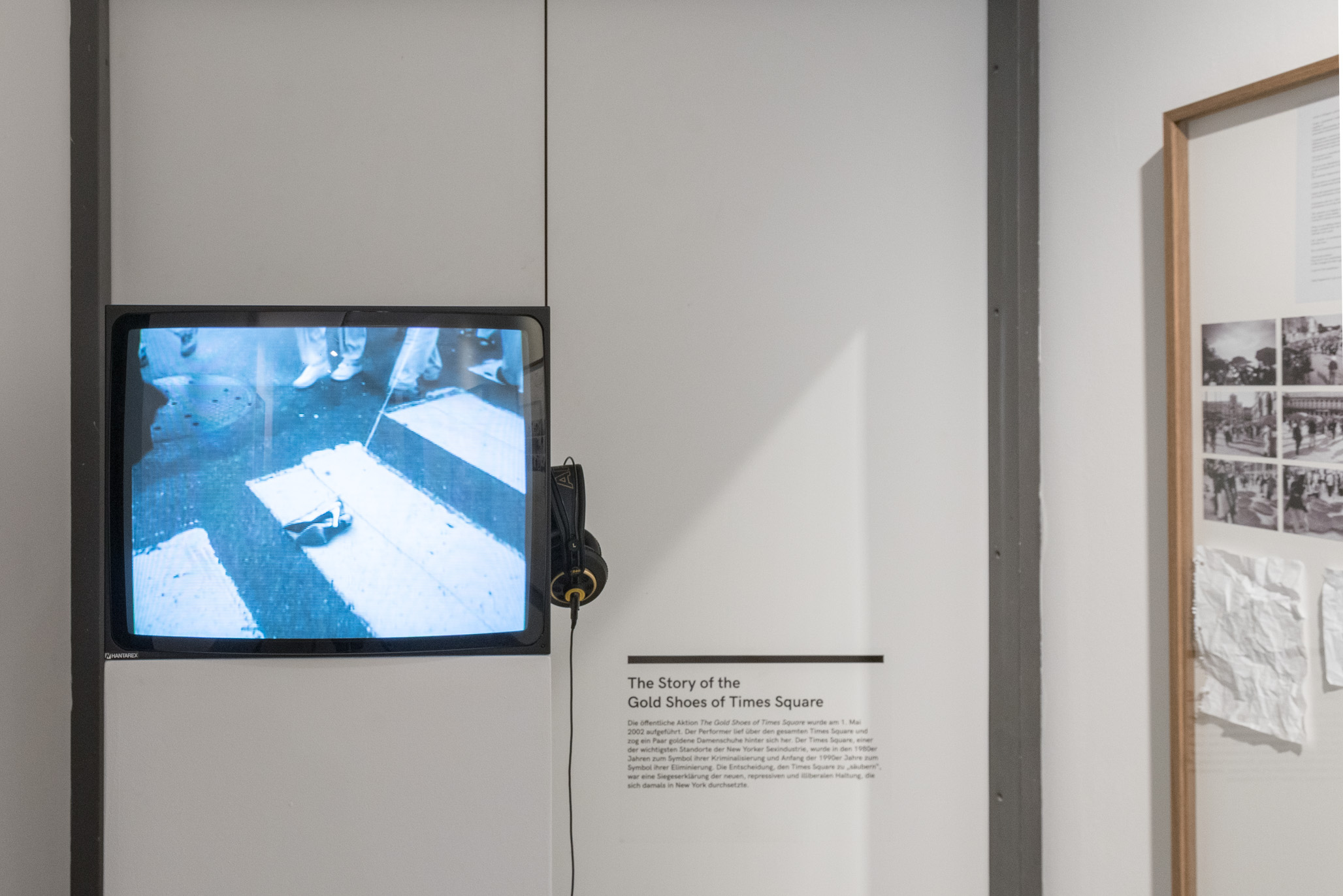 Das Foto zeigt das Untergeschoss des Edith-Russ-Hauses mit dem Kunstwerk von Tadej Pogačar: The Story of the Gold Shoes of Times Square (Die Geschichte der goldenen Schuhe am Times Square). Foto © Edith-Russ-Haus