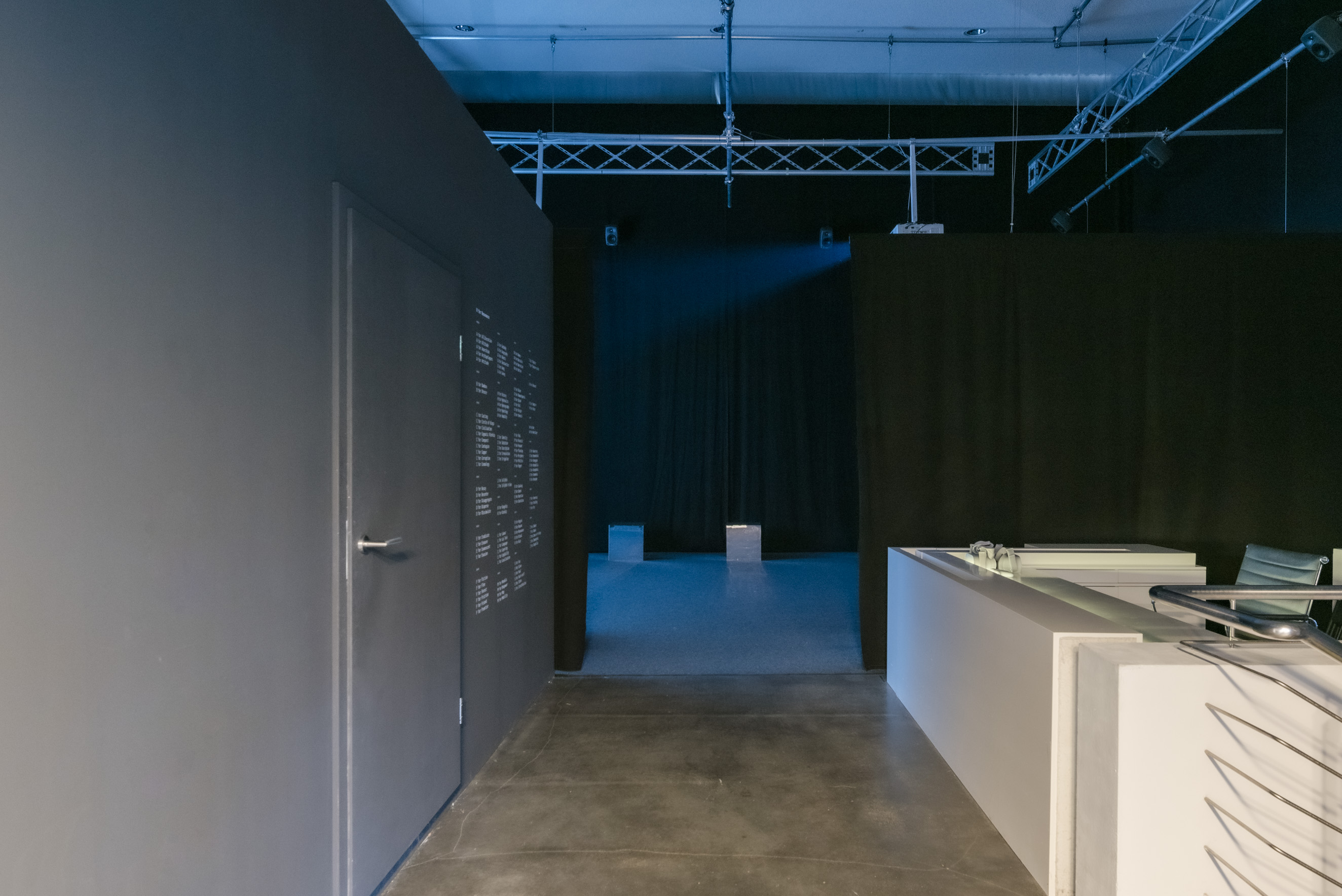 The photo shows the upper floor of the Edith Russ House with the Exhibition view Ho Tzu Nyen: G for Gong. Photo © Edith-Russ-Haus