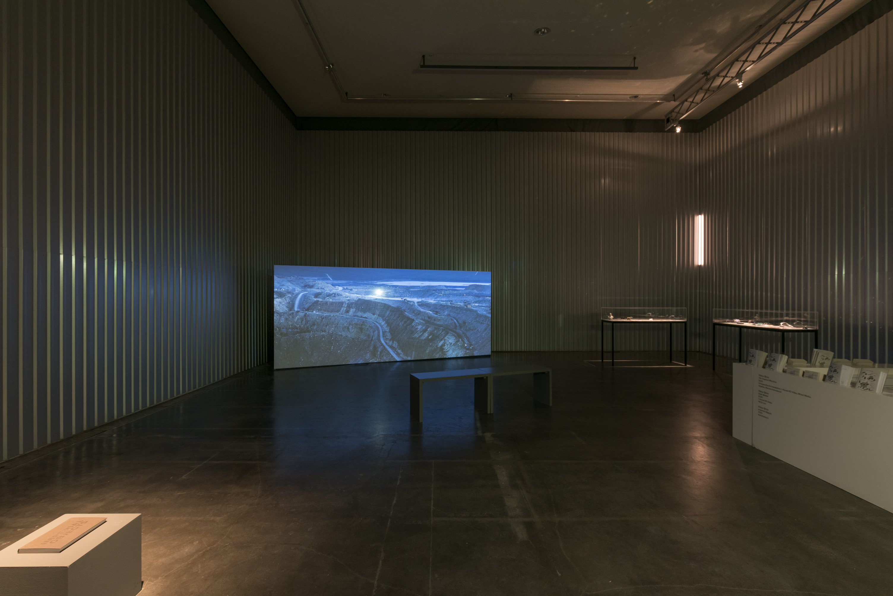 Das Foto zeigt das Obergeschoss des Edith-Russ-Hauses mit dem Kunstwerk von Viktor Brim: Imperial Machine. Foto © Edith-Russ-Haus