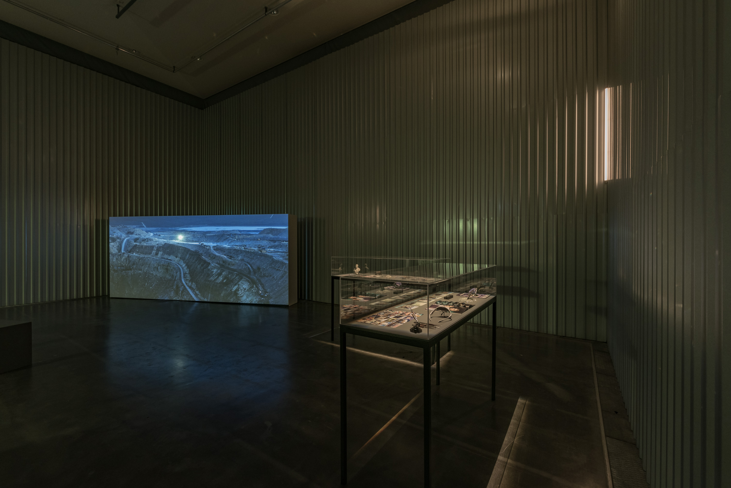 Das Foto zeigt das Obergeschoss des Edith-Russ-Hauses mit dem Kunstwerk von Viktor Brim: Imperial Machine. Foto © Edith-Russ-Haus