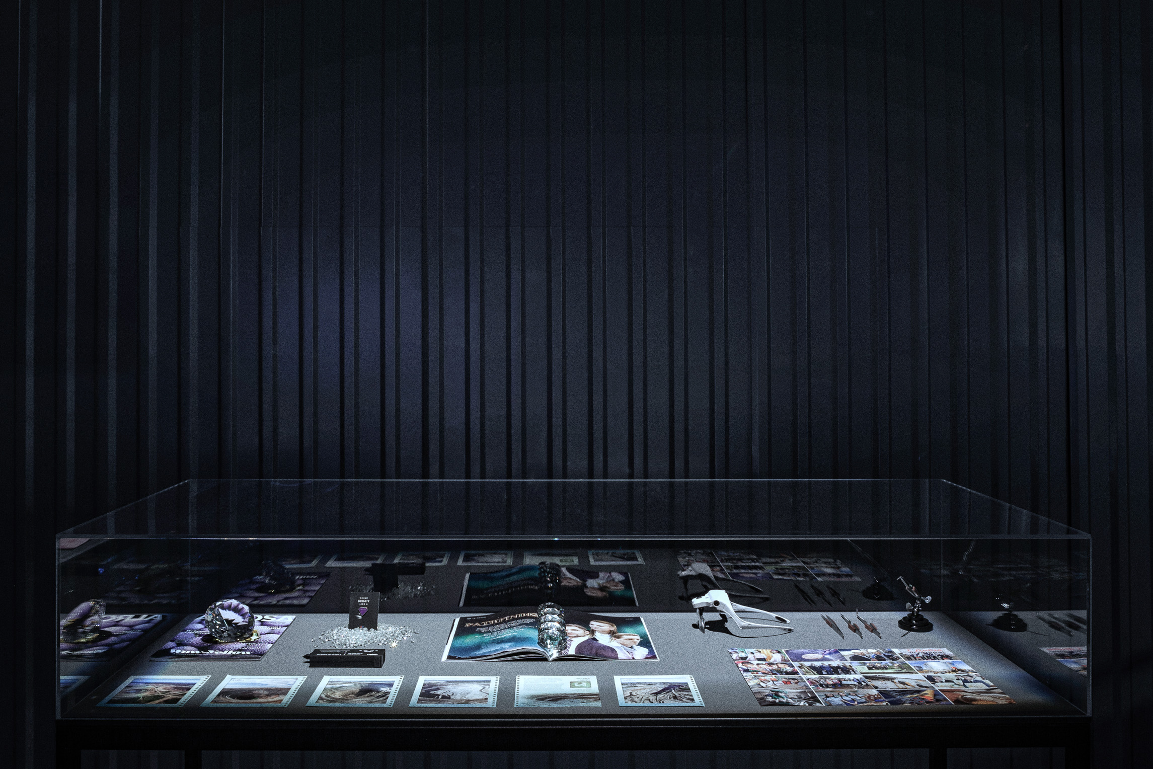 Das Foto zeigt das Obergeschoss des Edith-Russ-Hauses mit dem Kunstwerk von Viktor Brim: Imperial Machine. Foto © Edith-Russ-Haus