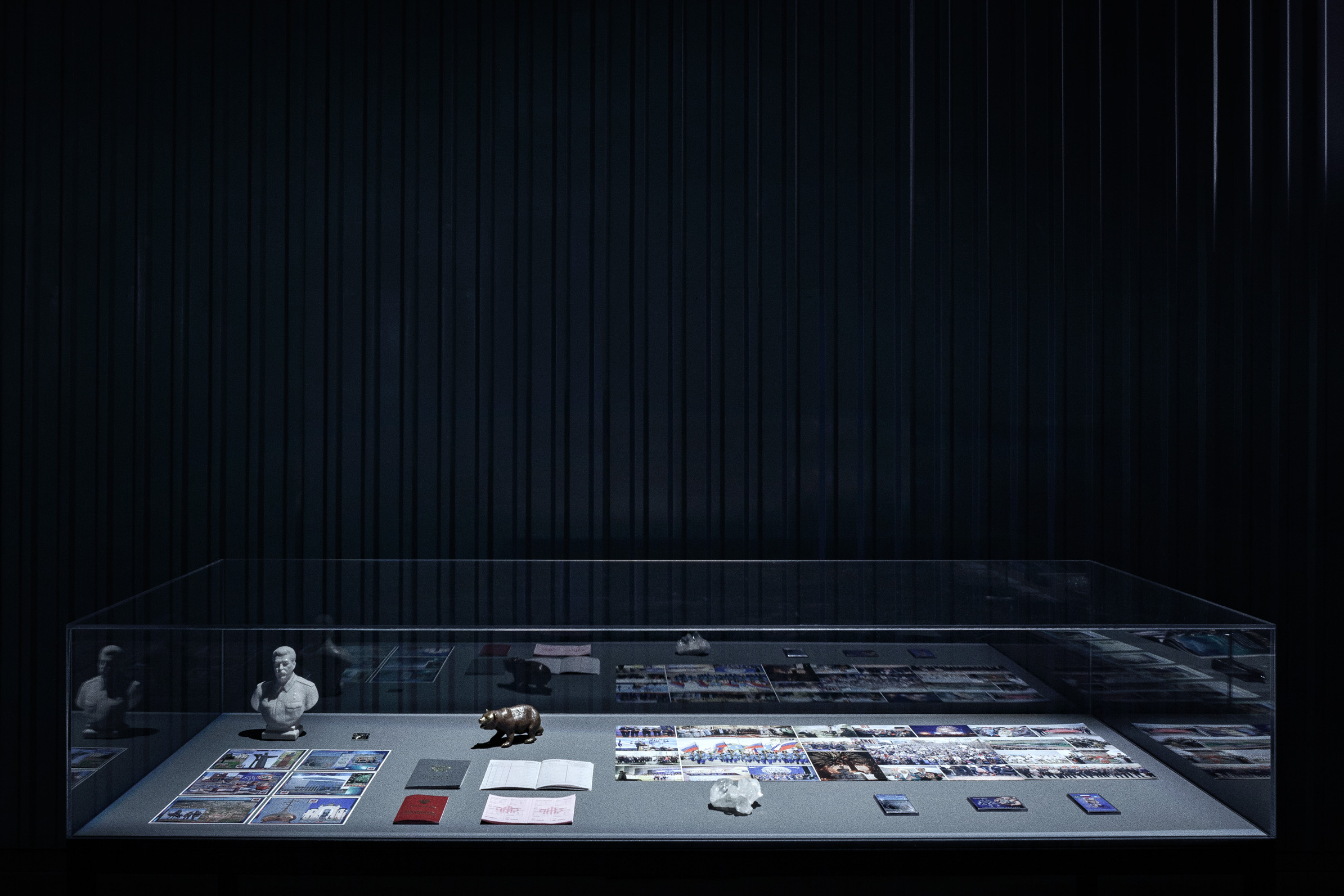 Das Foto zeigt das Obergeschoss des Edith-Russ-Hauses mit dem Kunstwerk von Viktor Brim: Imperial Machine. Foto © Edith-Russ-Haus
