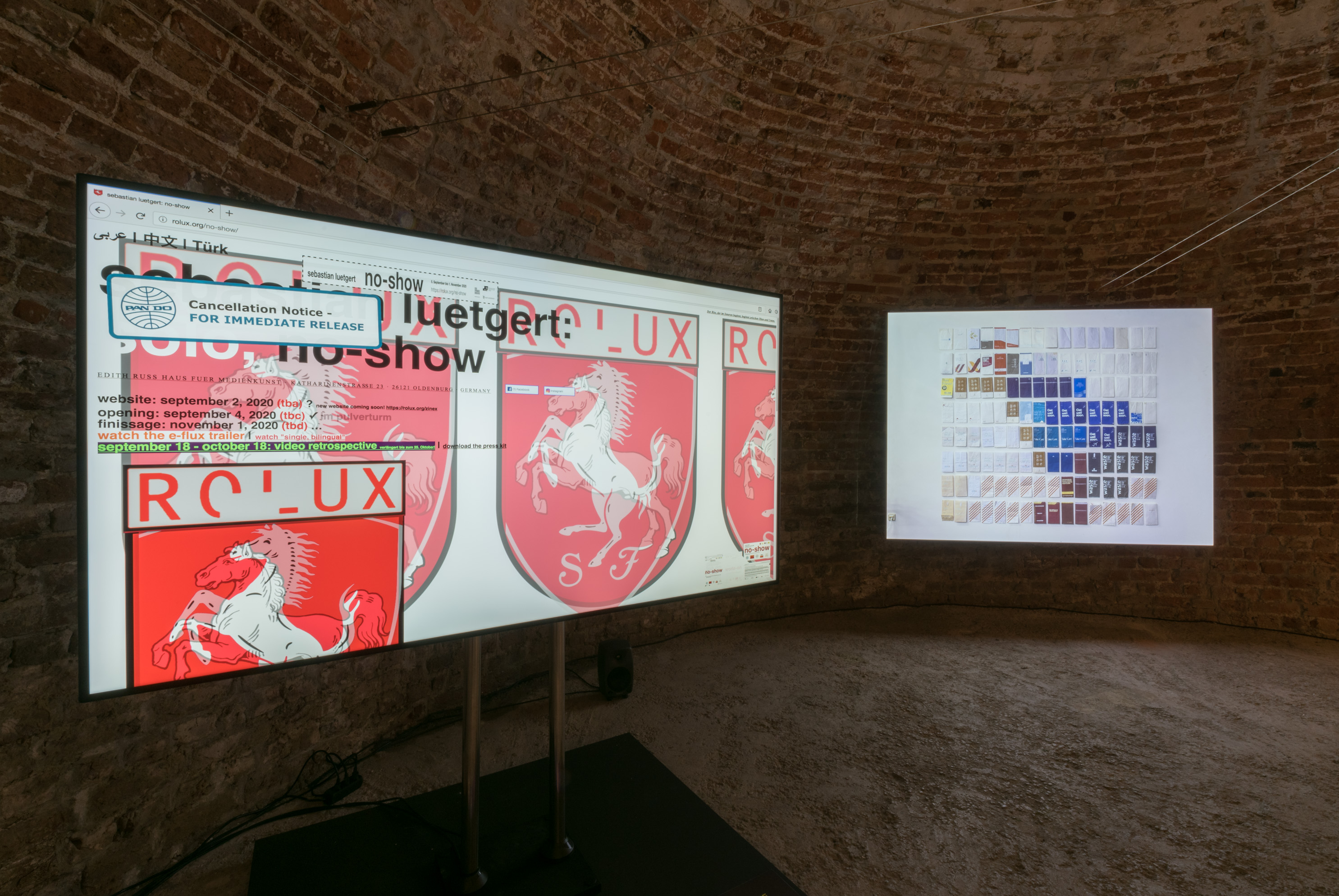 Das Foto zeigt den Pulverturm mit der Ausstellungsansicht Sebastian Luetgert: no-show. Foto © Edith-Russ-Haus
