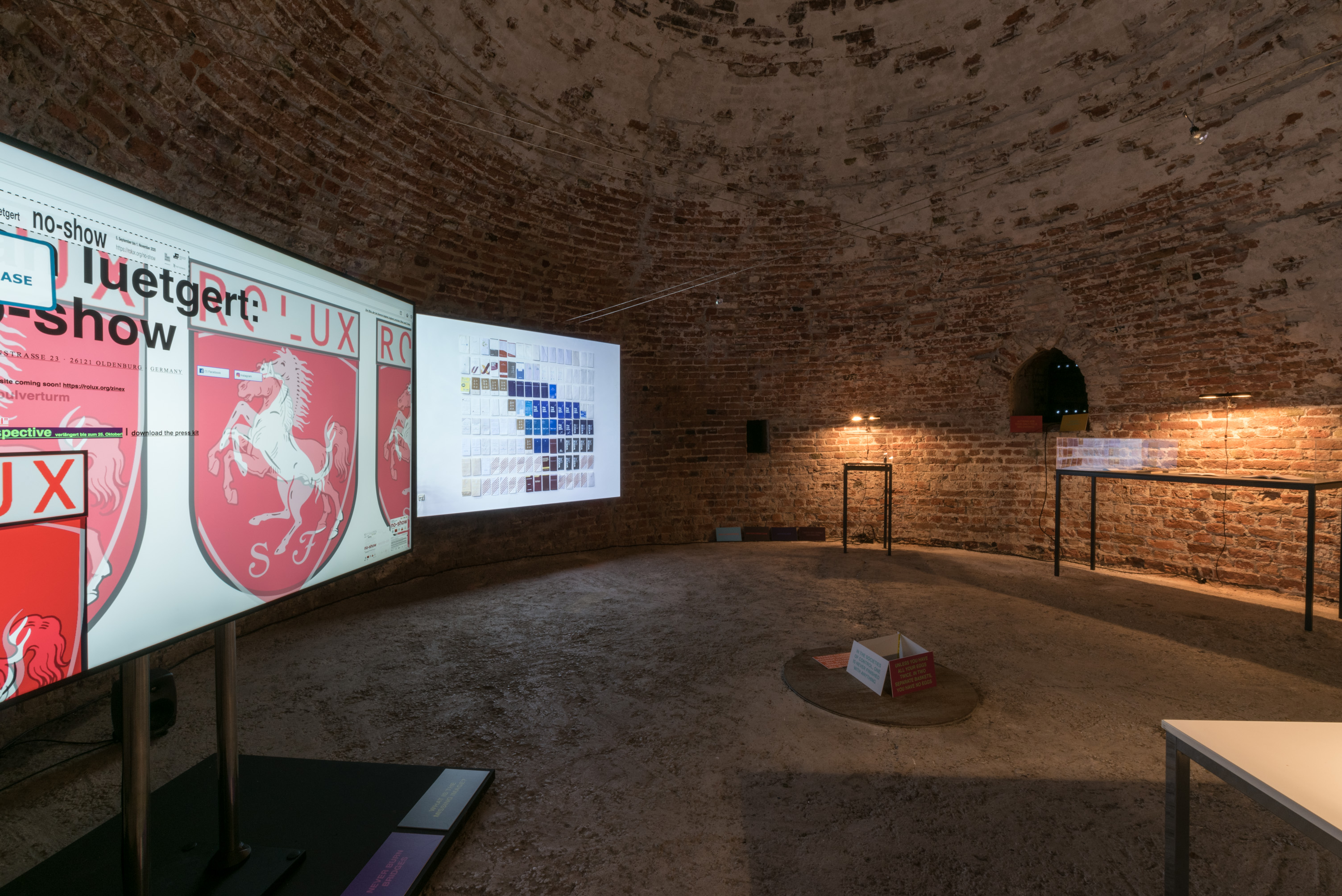 Das Foto zeigt den Pulverturm mit der Ausstellungsansicht Sebastian Luetgert: no-show. Foto © Edith-Russ-Haus