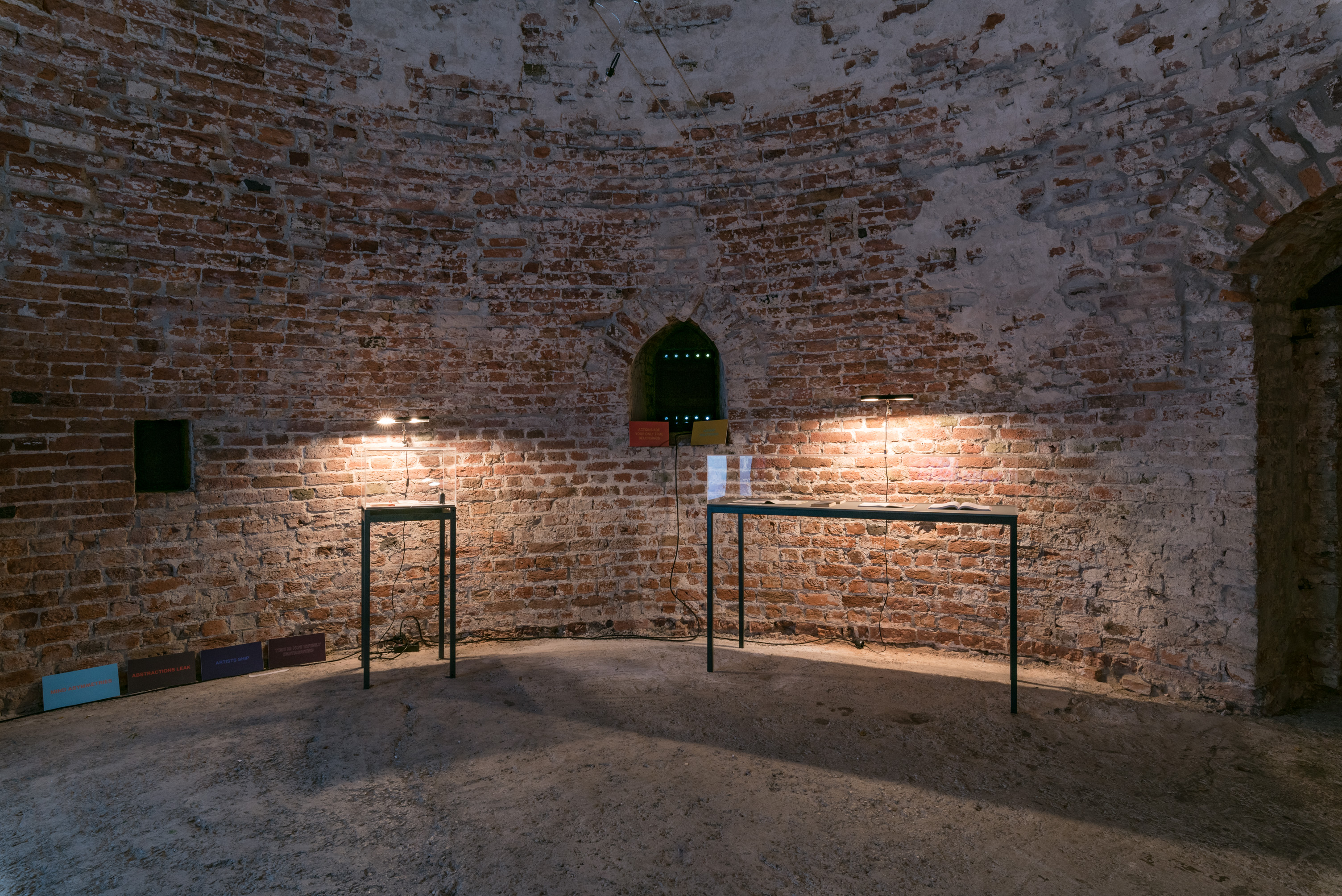 Das Foto zeigt den Pulverturm mit der Ausstellungsansicht Sebastian Luetgert: no-show. Foto © Edith-Russ-Haus