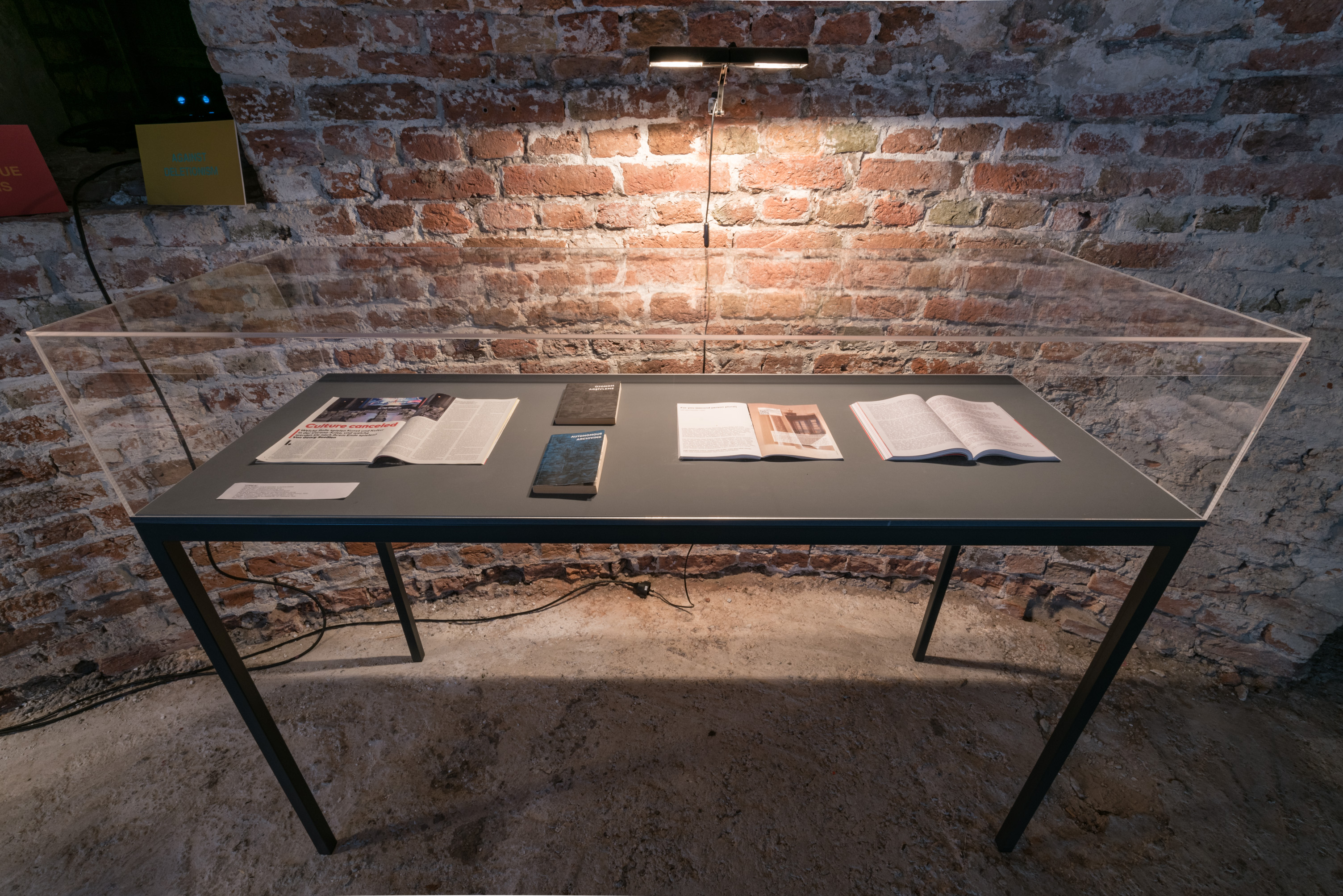 Das Foto zeigt den Pulverturm mit der Ausstellungsansicht Sebastian Luetgert: no-show. Foto © Edith-Russ-Haus