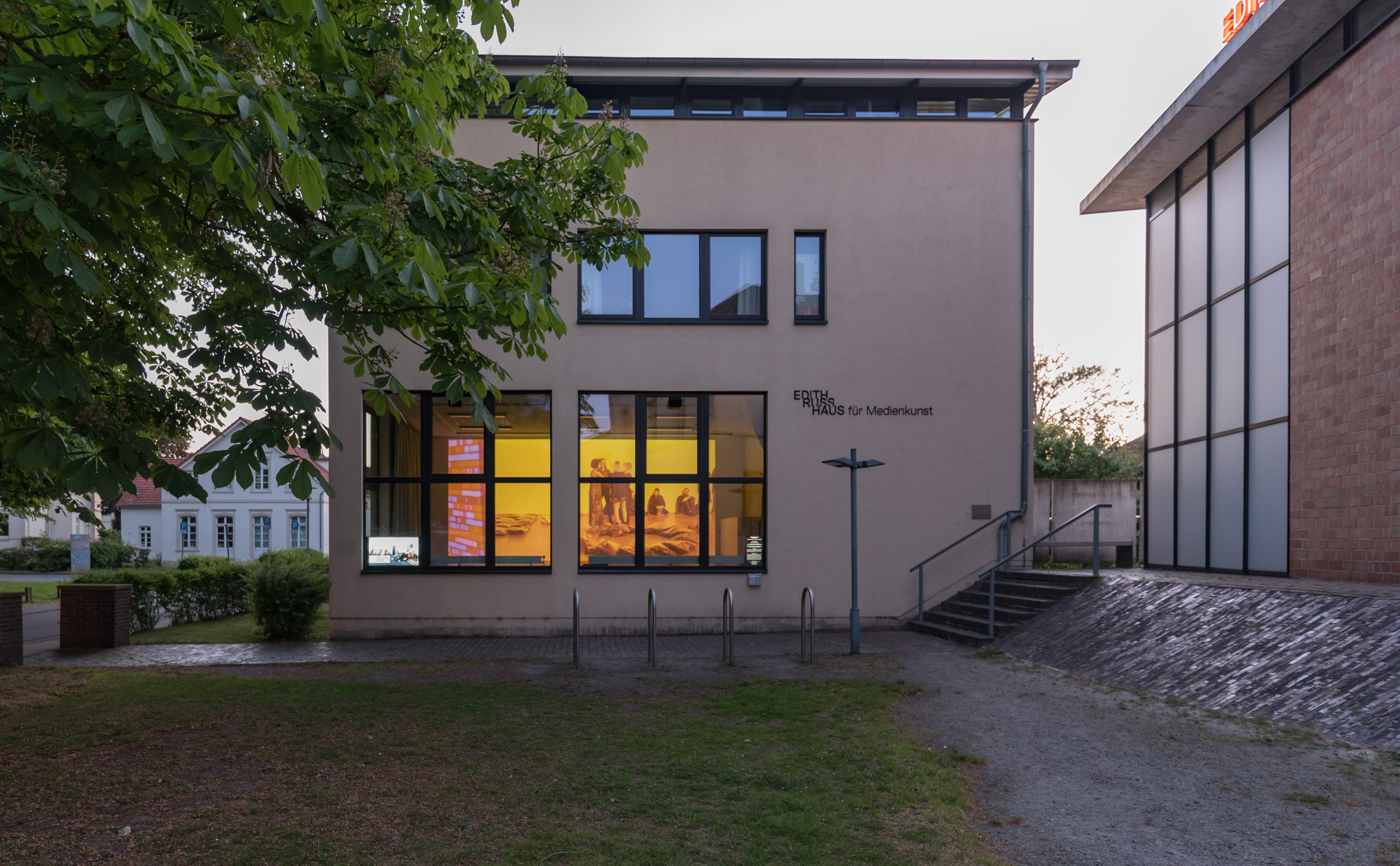 Das Foto zeigt das Aquarium mit dem Kunstwerk von Costa Compagnie: Independence in Space & Virtual Reality. Foto © Edith-Russ-Haus