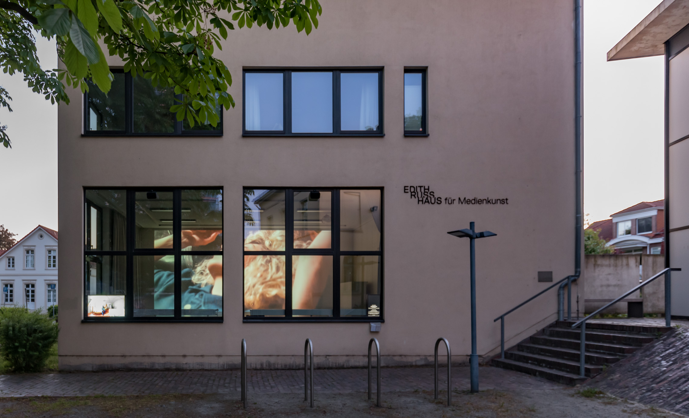 Das Foto zeigt das Aquarium mit dem Kunstwerk von Costa Compagnie: Independence in Space & Virtual Reality. Foto © Edith-Russ-Haus