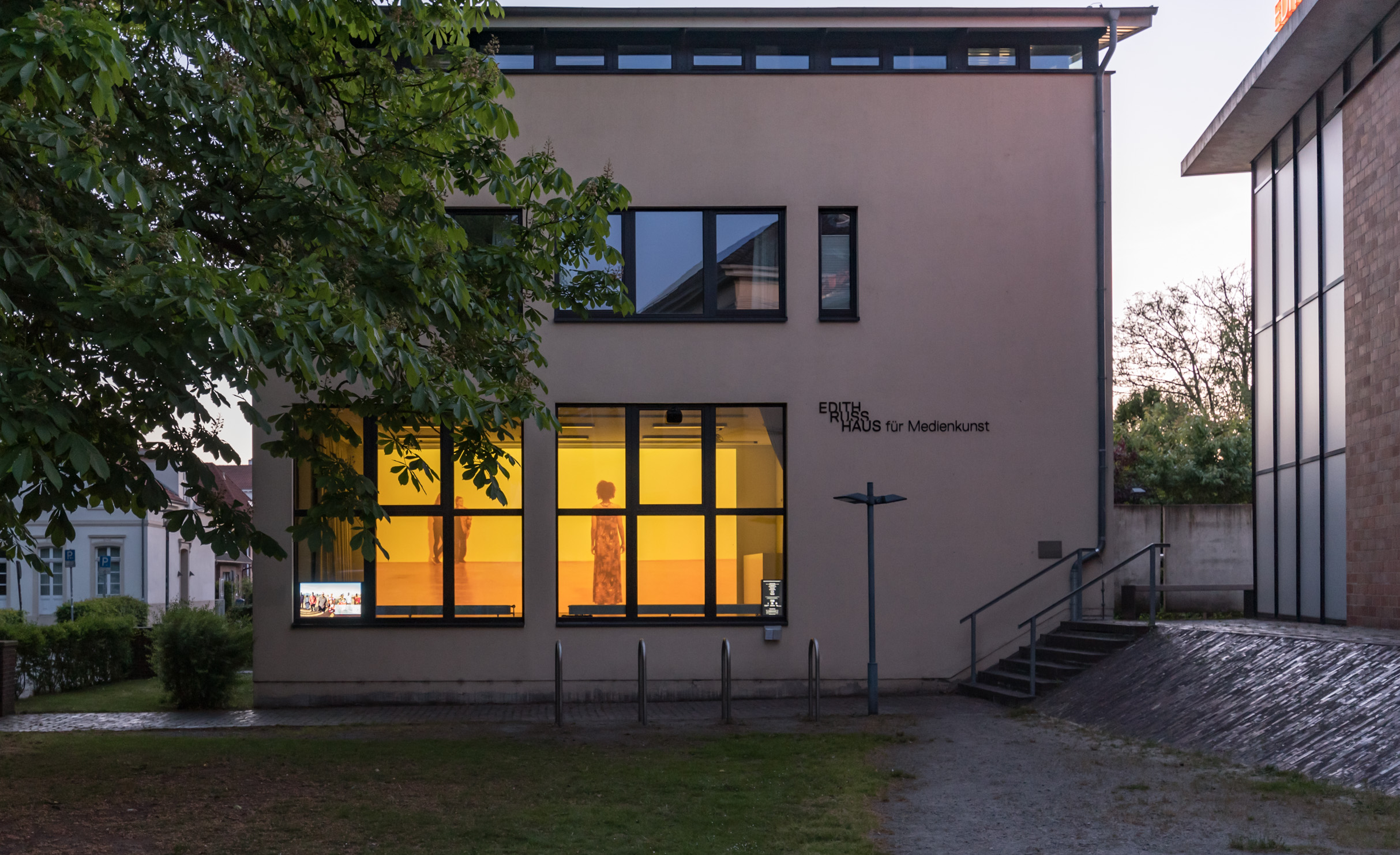Das Foto zeigt das Aquarium mit dem Kunstwerk von Costa Compagnie: Independence in Space & Virtual Reality. Foto © Edith-Russ-Haus