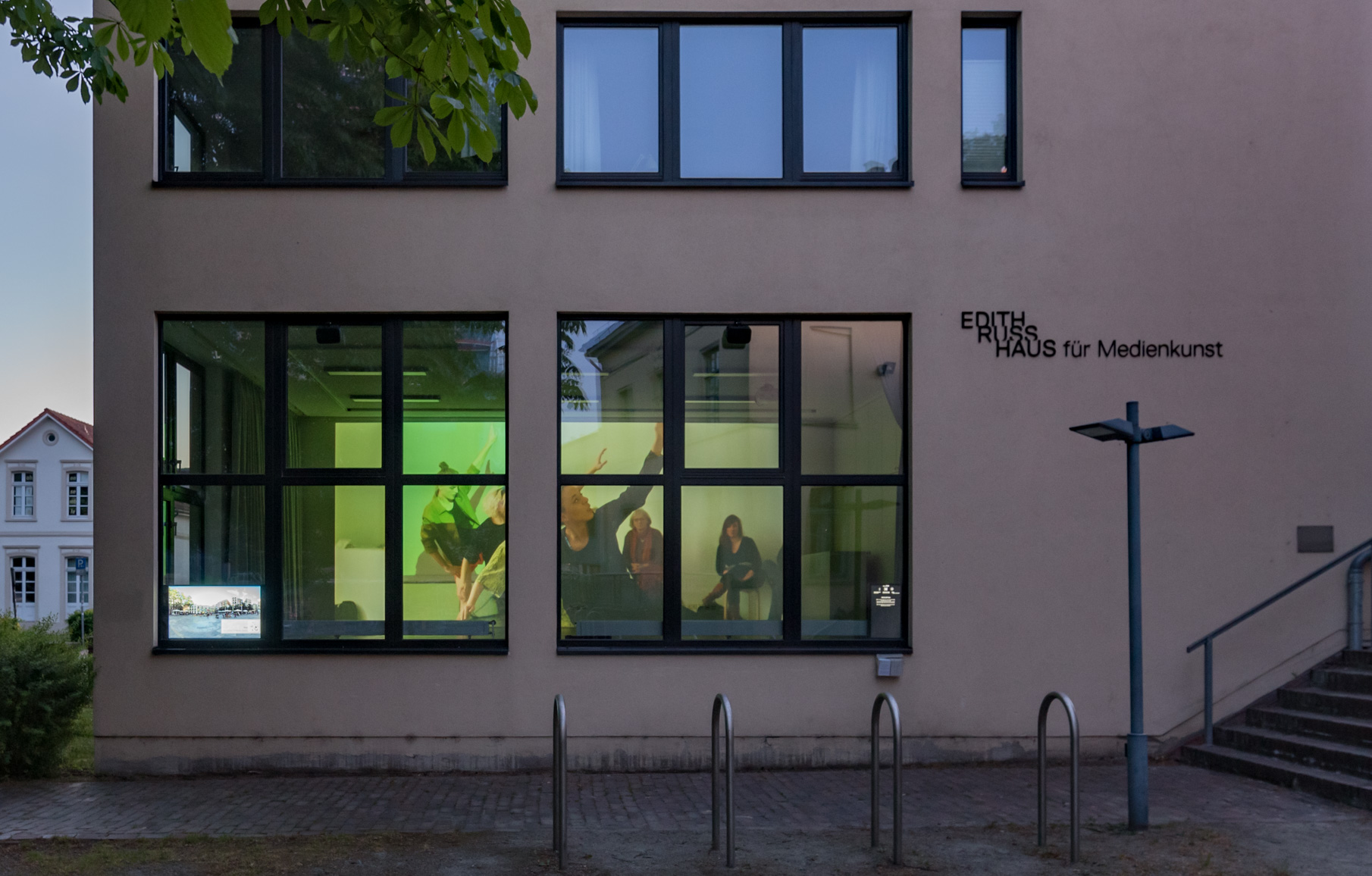 Das Foto zeigt das Aquarium mit dem Kunstwerk von Costa Compagnie: Independence in Space & Virtual Reality. Foto © Edith-Russ-Haus