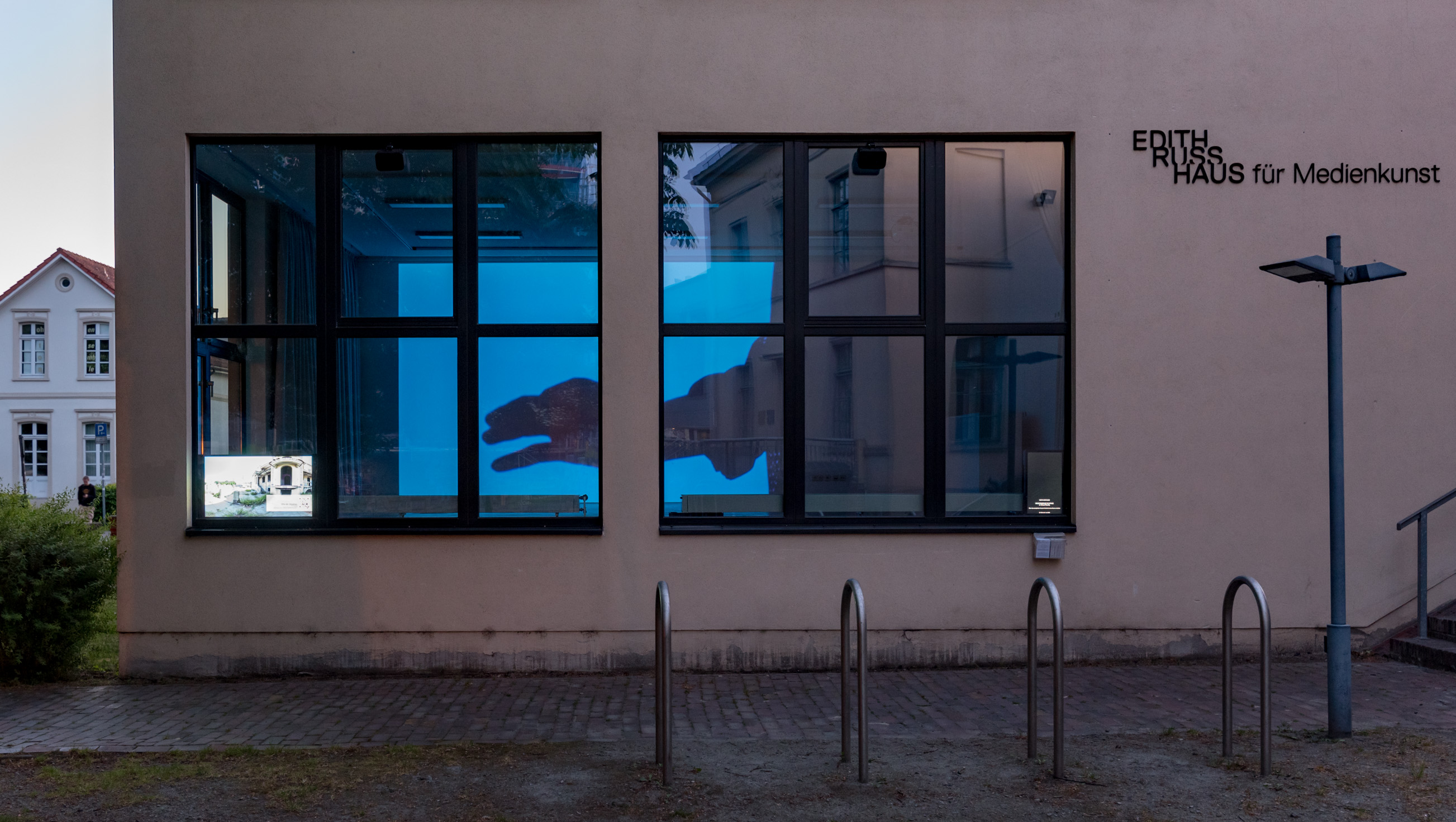 Das Foto zeigt das Aquarium mit dem Kunstwerk von Costa Compagnie: Independence in Space & Virtual Reality. Foto © Edith-Russ-Haus