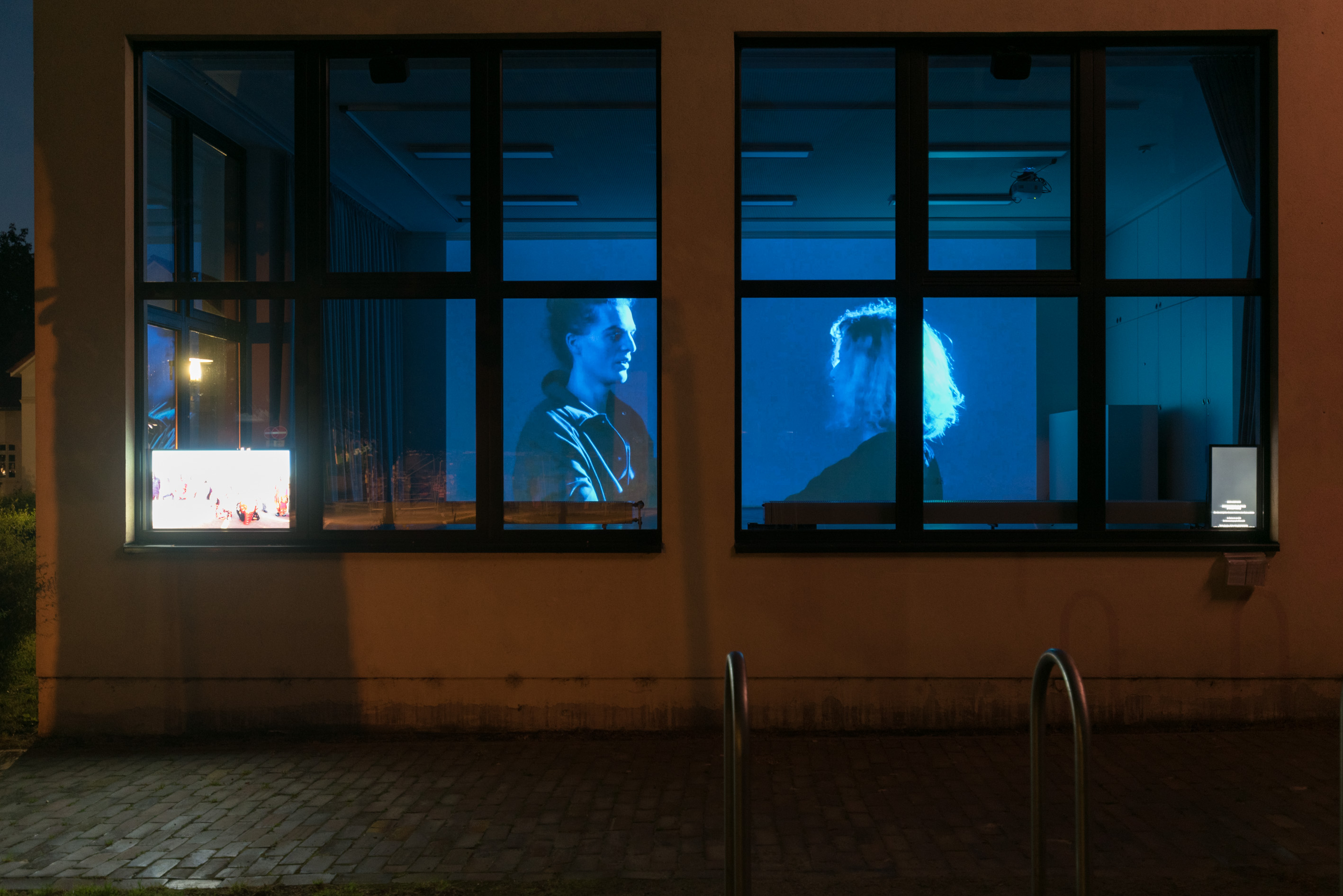 Das Foto zeigt das Aquarium mit dem Kunstwerk von Costa Compagnie: Independence in Space & Virtual Reality. Foto © Edith-Russ-Haus