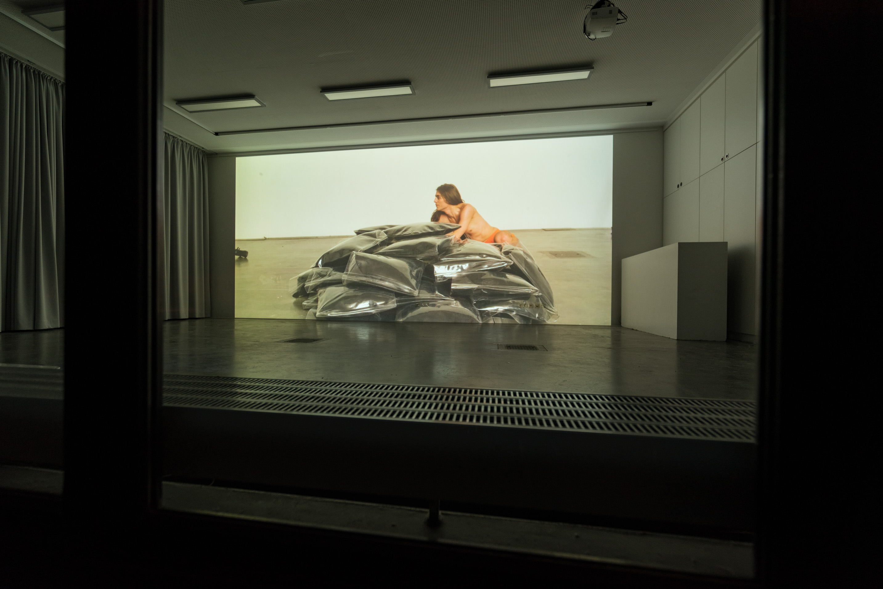 Das Foto zeigt das Aquarium mit dem Kunstwerk von Costa Compagnie: Independence in Space & Virtual Reality. Foto © Edith-Russ-Haus