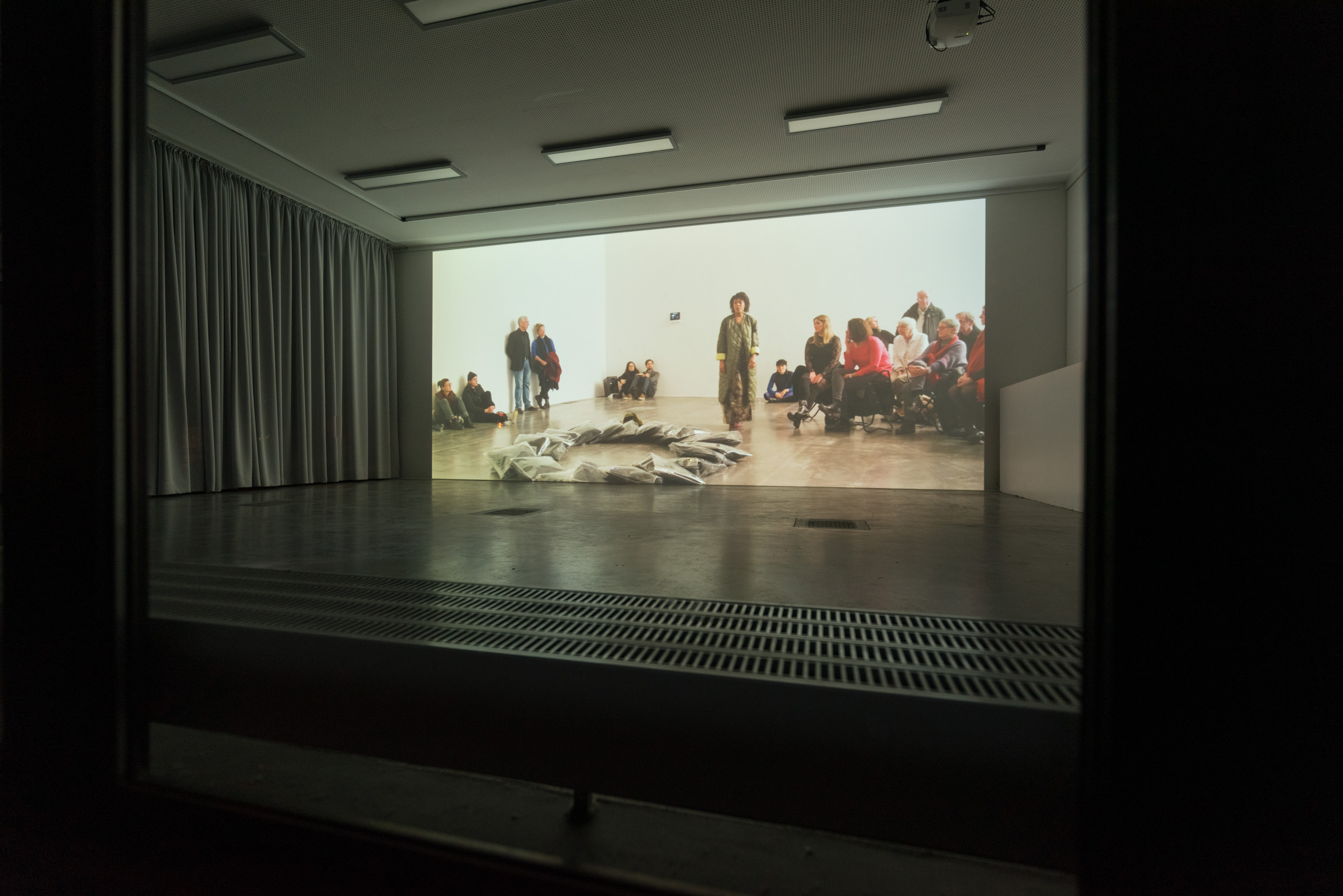Das Foto zeigt das Aquarium mit dem Kunstwerk von Costa Compagnie: Independence in Space & Virtual Reality. Foto © Edith-Russ-Haus