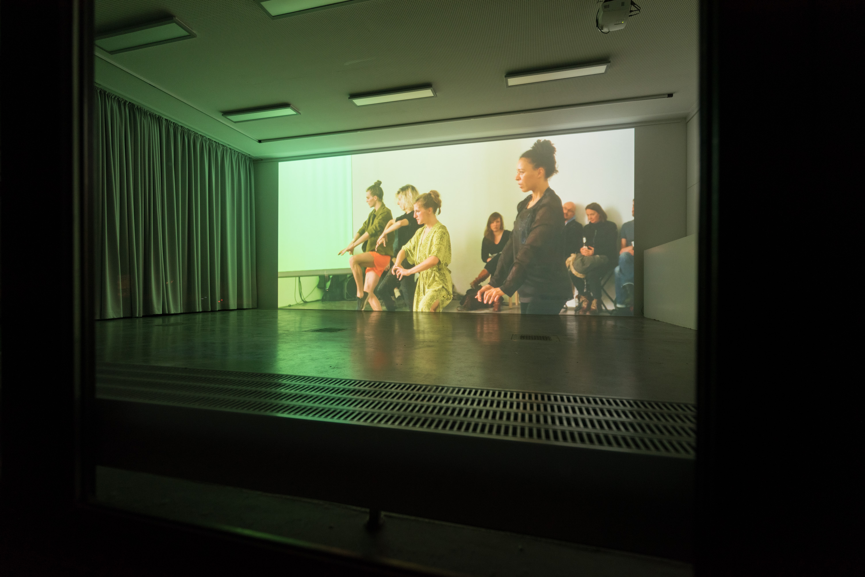 Das Foto zeigt das Aquarium mit dem Kunstwerk von Costa Compagnie: Independence in Space & Virtual Reality. Foto © Edith-Russ-Haus