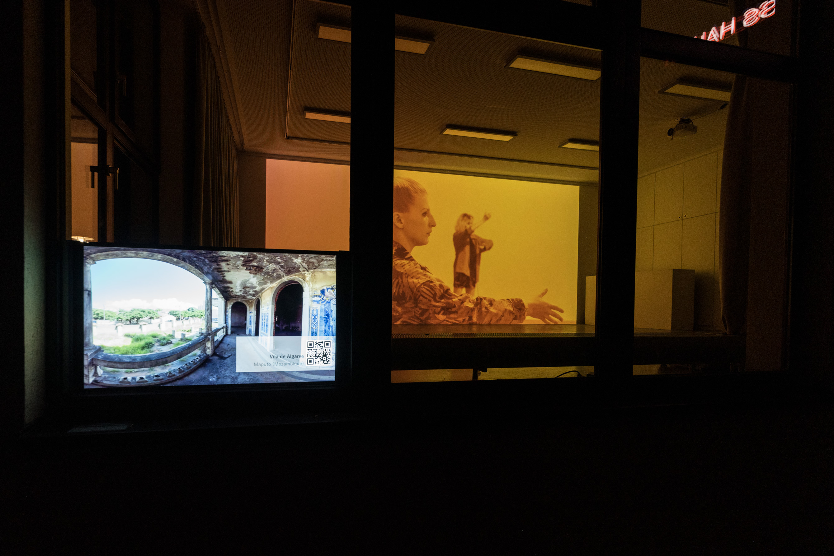 Das Foto zeigt das Aquarium mit dem Kunstwerk von Costa Compagnie: Independence in Space & Virtual Reality. Foto © Edith-Russ-Haus