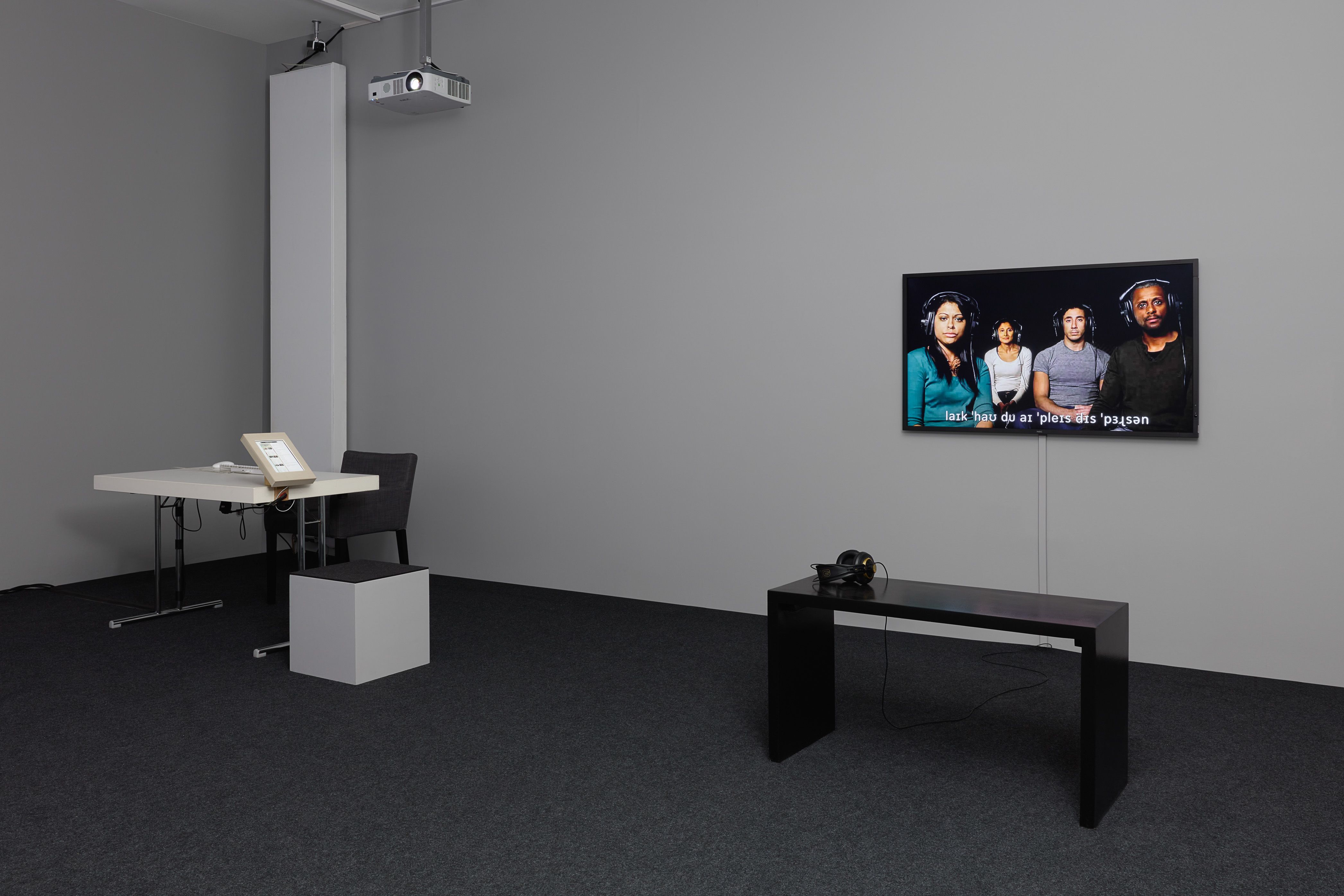Das Foto zeigt das Untergeschoss des Edith-Russ-Hauses mit der Ausstellungsansicht Language for Sale, Nicoline van Harskamp. Foto © Edith-Russ-Haus