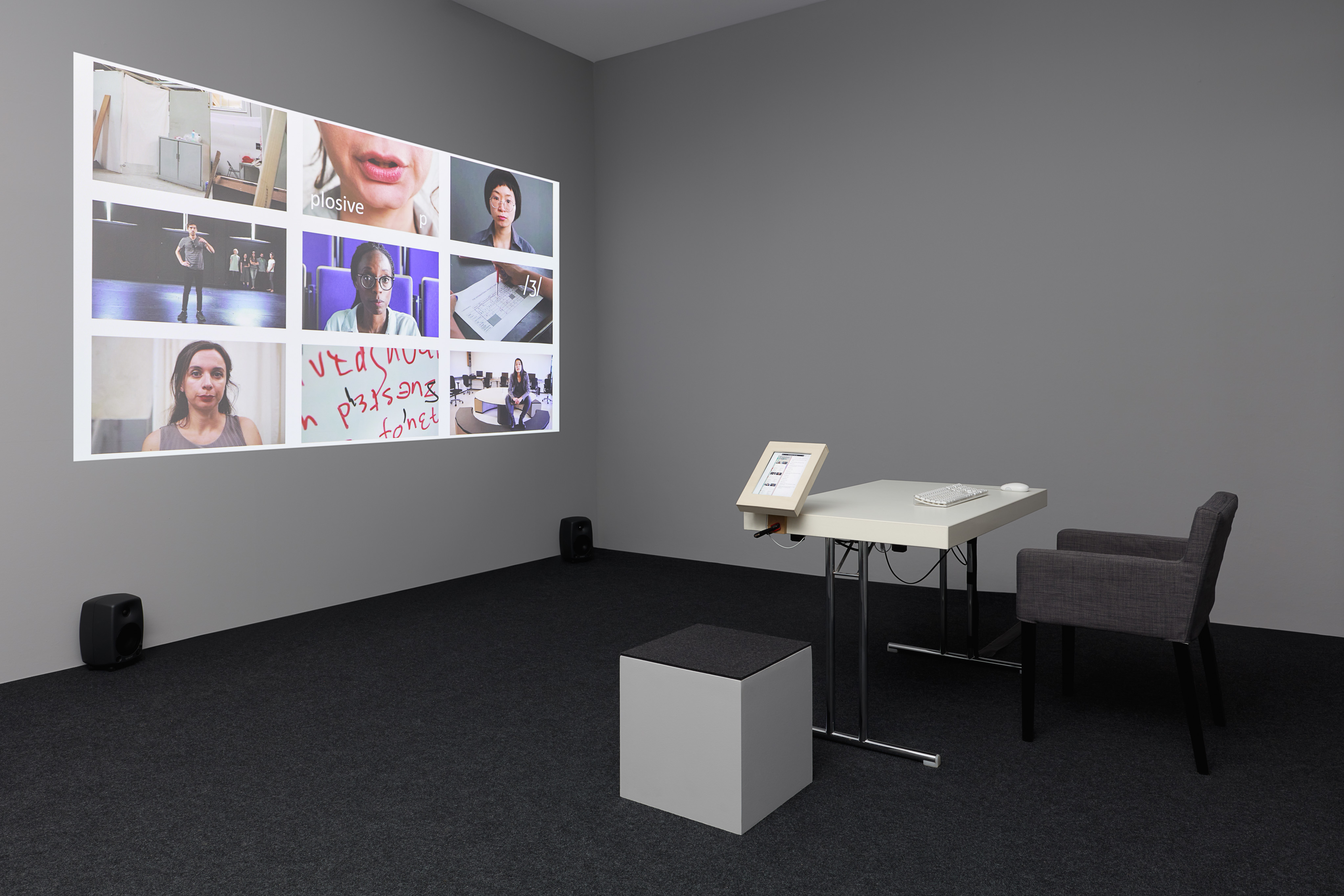 Das Foto zeigt das Untergeschoss des Edith-Russ-Hauses mit dem Kunstwerk von Nicoline van Harskamp: Englishes Mooc. Foto © Edith-Russ-Haus