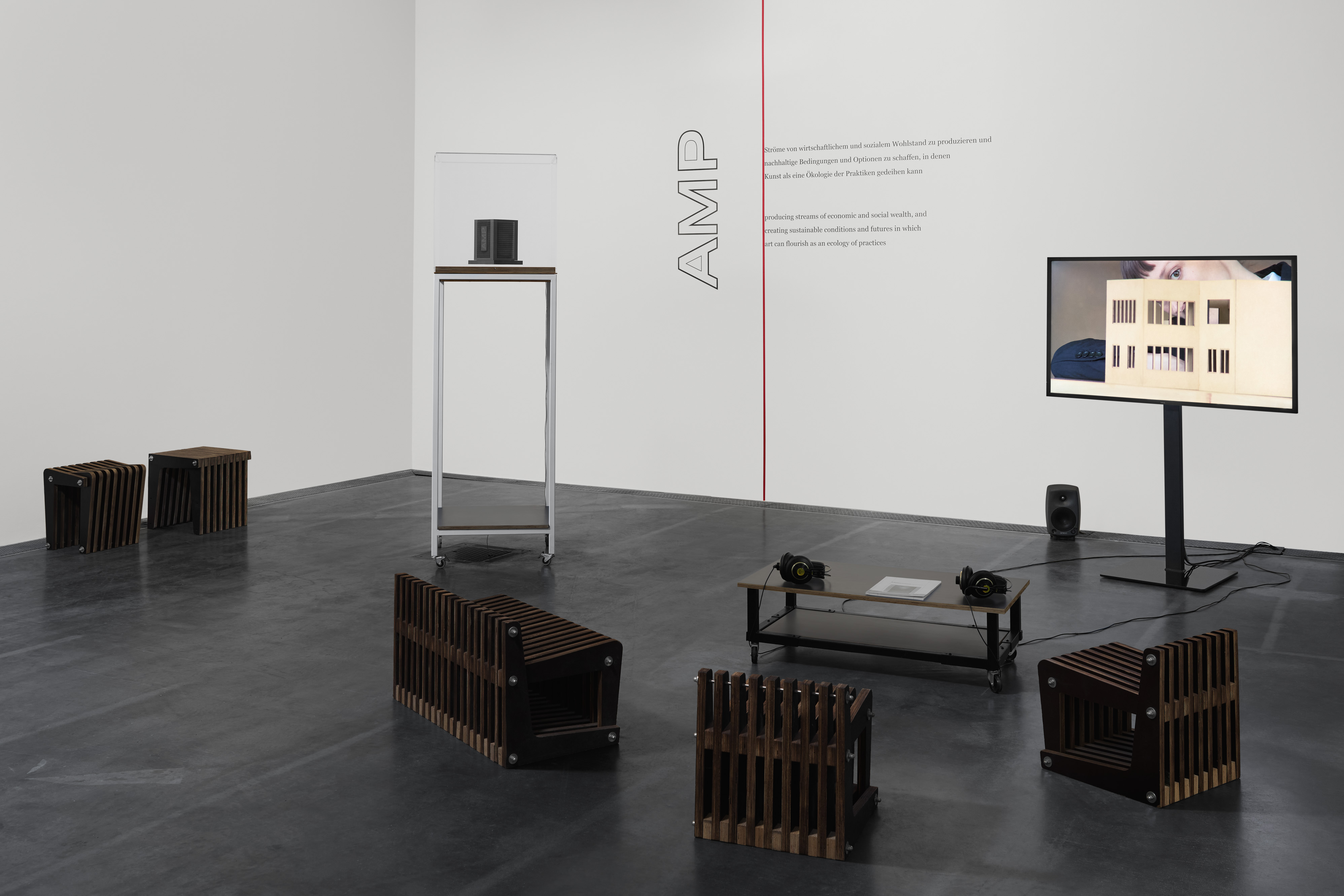 Das Foto zeigt das Obergeschoss des Edith-Russ-Hauses mit dem Kunstwerk von Vermeir & Heiremans: A Modest Proposal (in a Black Box). Foto © Edith-Russ-Haus
