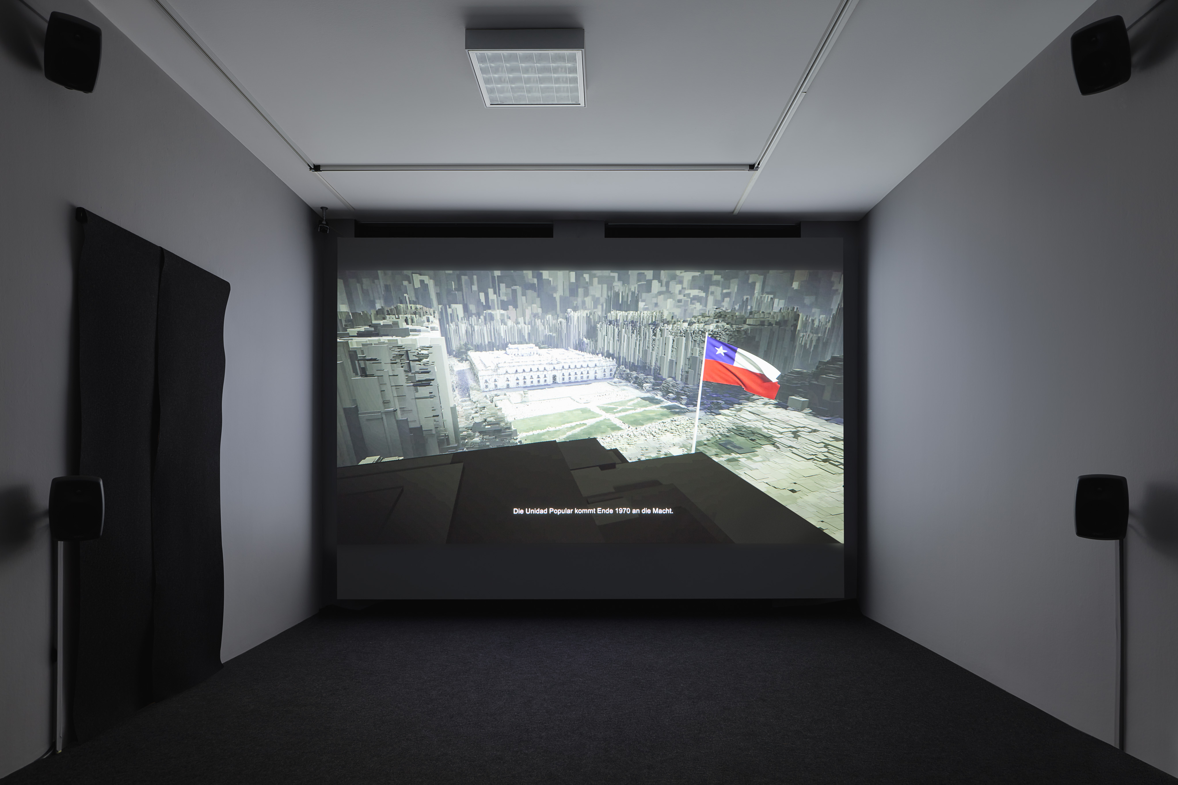 Das Foto zeigt das Untergeschoss des Edith-Russ-Hauses mit dem Kunstwerk von Bassam El Baroni & Constantinos Miltiades (in Zusammenarbeit mit Georgios Cherouvim & Gerriet K. Sharma): Cybersyn 1973 / 2023. Foto © Edith-Russ-Haus