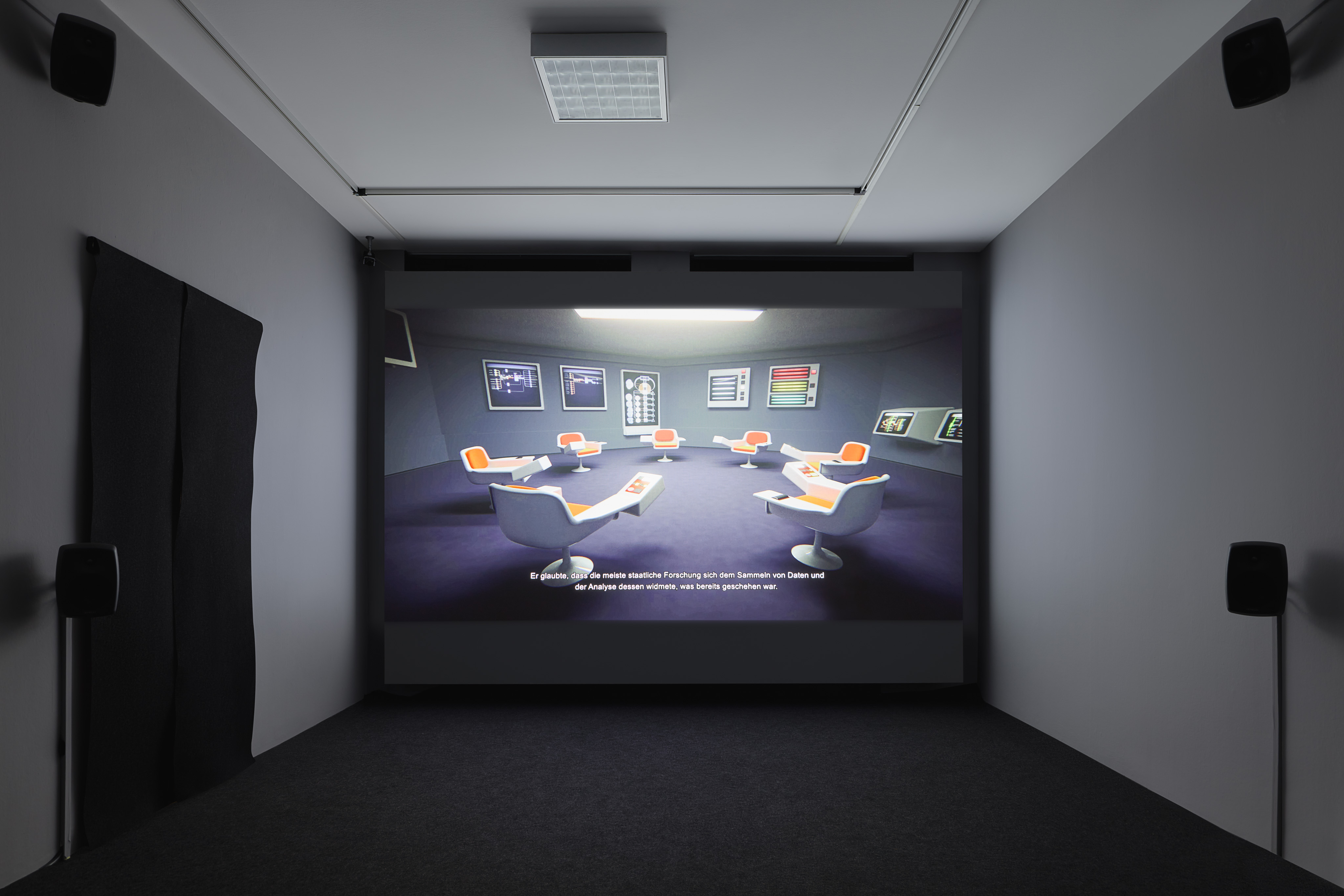 Das Foto zeigt das Untergeschoss des Edith-Russ-Hauses mit dem Kunstwerk von Bassam El Baroni & Constantinos Miltiades (in Zusammenarbeit mit Georgios Cherouvim & Gerriet K. Sharma): Cybersyn 1973 / 2023. Foto © Edith-Russ-Haus