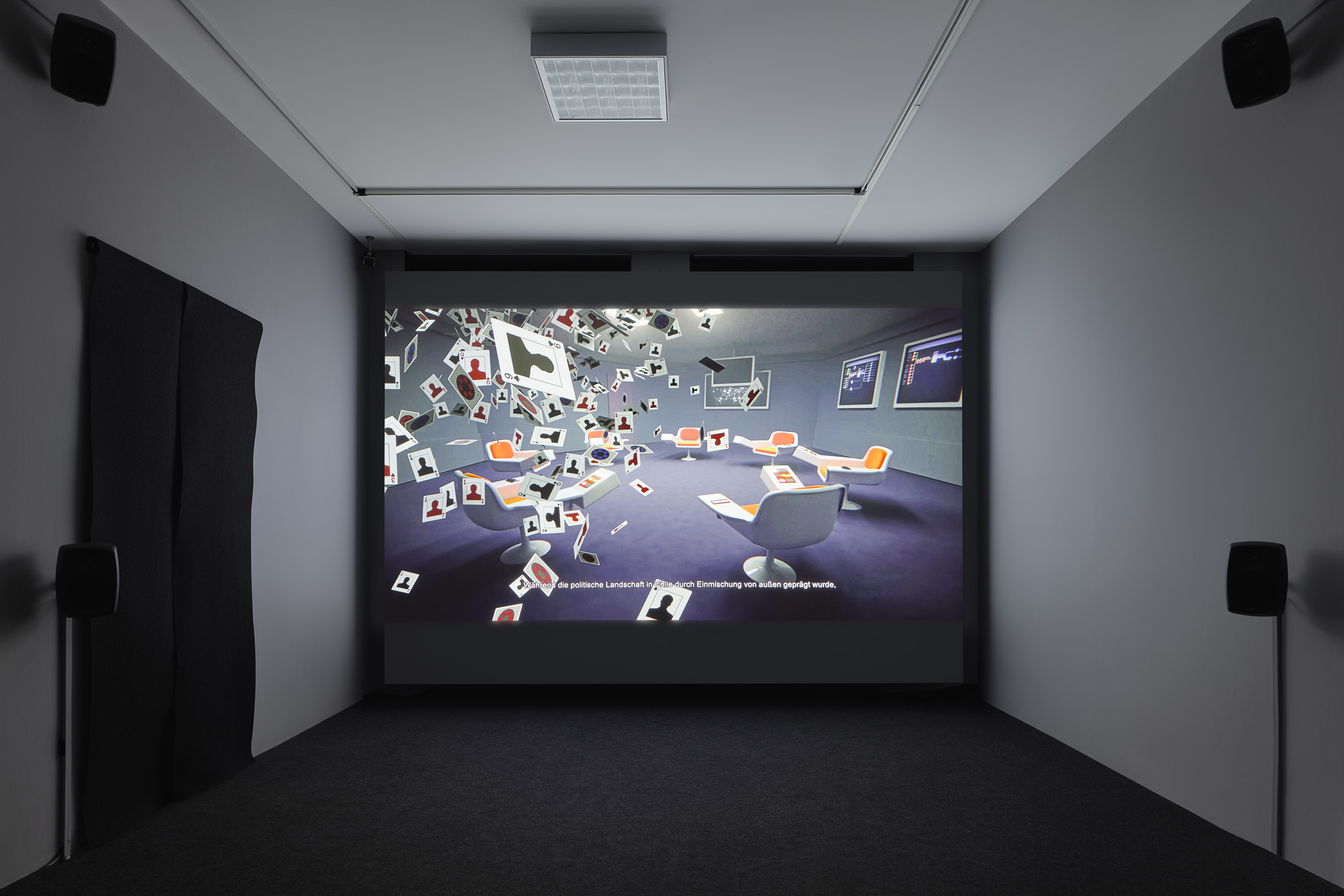 Das Foto zeigt das Untergeschoss des Edith-Russ-Hauses mit dem Kunstwerk von Bassam El Baroni & Constantinos Miltiades (in Zusammenarbeit mit Georgios Cherouvim & Gerriet K. Sharma): Cybersyn 1973 / 2023. Foto © Edith-Russ-Haus