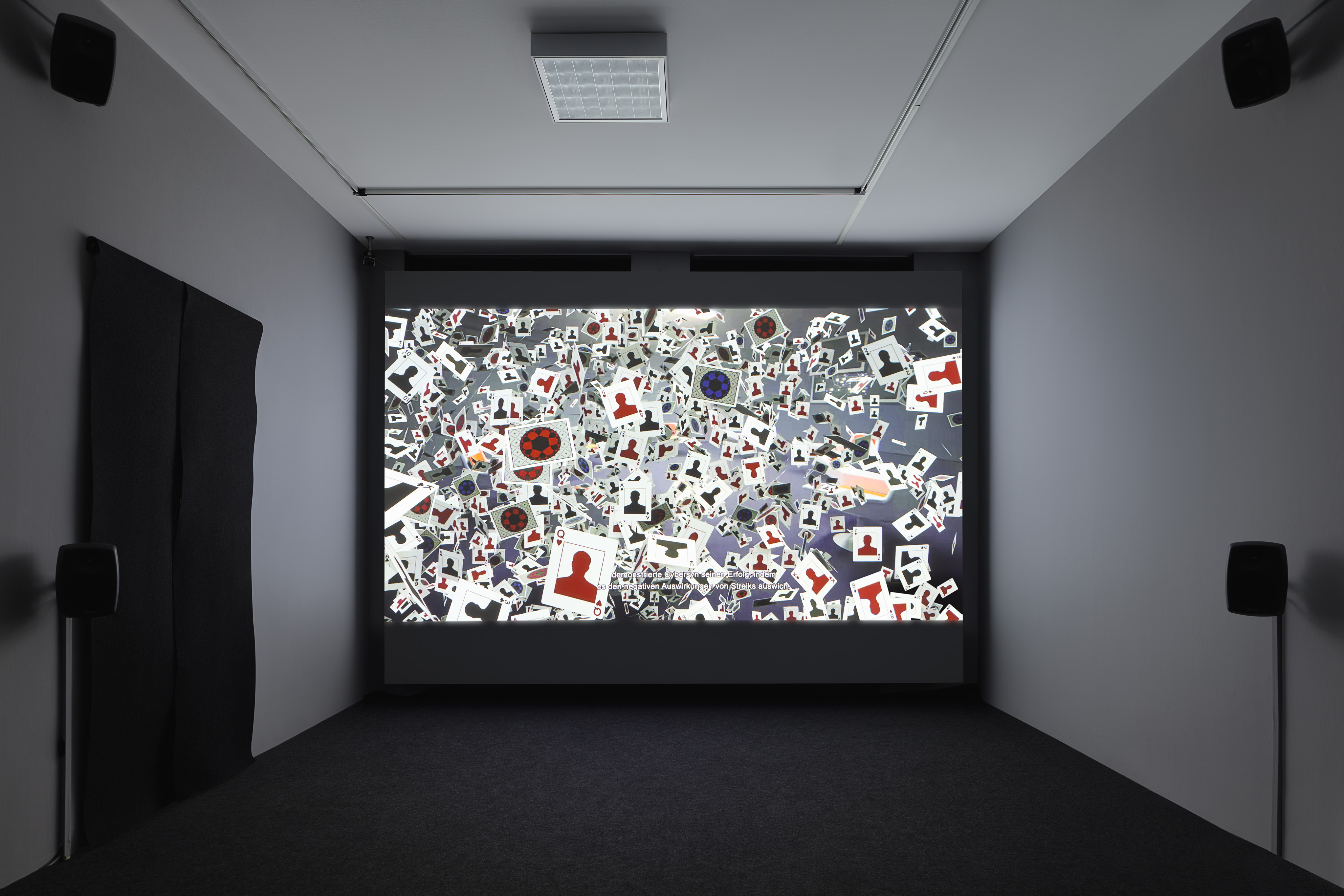 Das Foto zeigt das Untergeschoss des Edith-Russ-Hauses mit dem Kunstwerk von Bassam El Baroni & Constantinos Miltiades (in Zusammenarbeit mit Georgios Cherouvim & Gerriet K. Sharma): Cybersyn 1973 / 2023. Foto © Edith-Russ-Haus