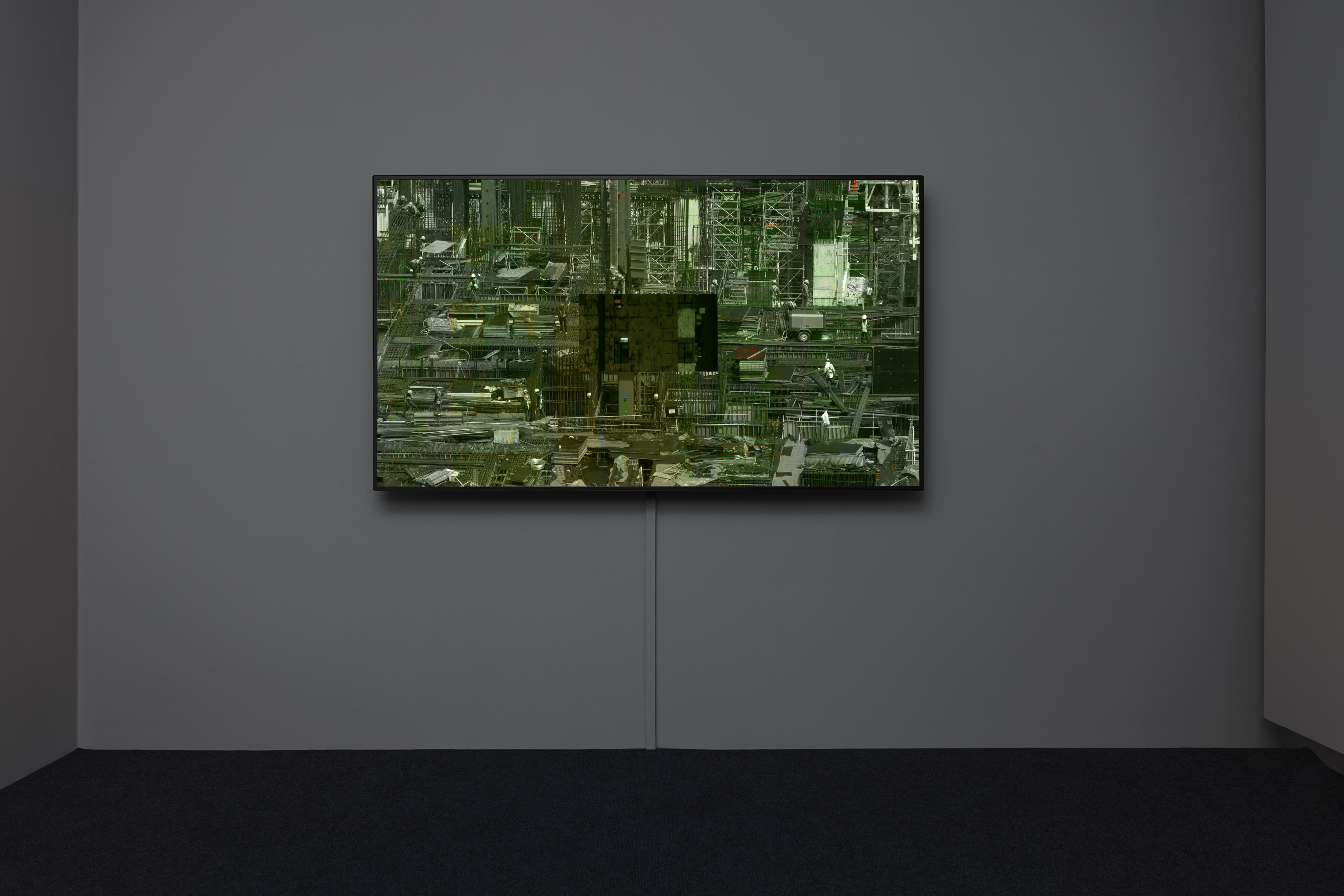 Das Foto zeigt das Untergeschoss des Edith-Russ-Hauses mit dem Kunstwerk von Bassam El Baroni & Constantinos Miltiades (in Zusammenarbeit mit Georgios Cherouvim & Gerriet K. Sharma): Cybersyn 1973 / 2023. Foto © Edith-Russ-Haus