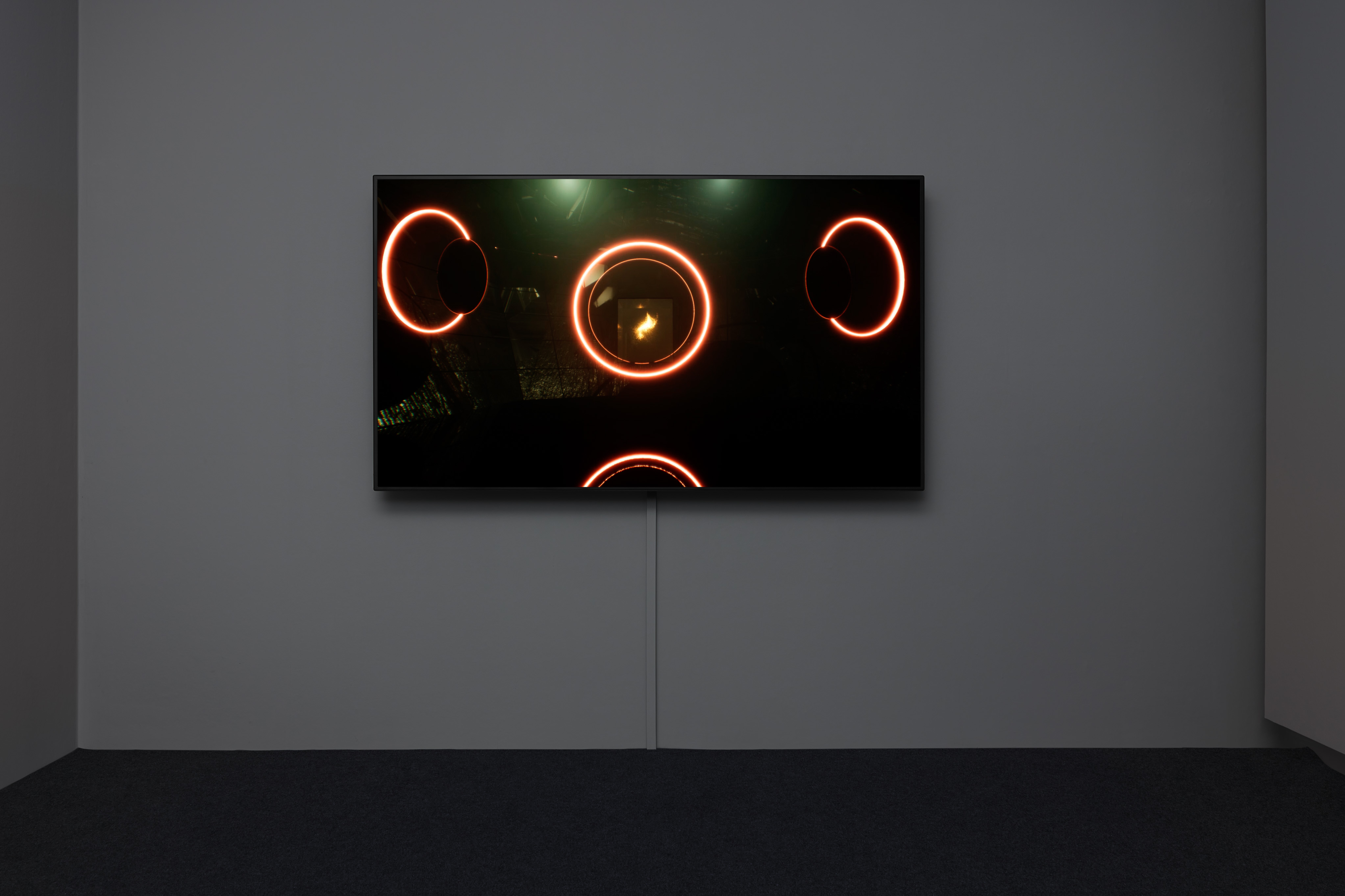 Das Foto zeigt das Untergeschoss des Edith-Russ-Hauses mit dem Kunstwerk von Bassam El Baroni & Constantinos Miltiades (in Zusammenarbeit mit Georgios Cherouvim & Gerriet K. Sharma): Cybersyn 1973 / 2023. Foto © Edith-Russ-Haus
