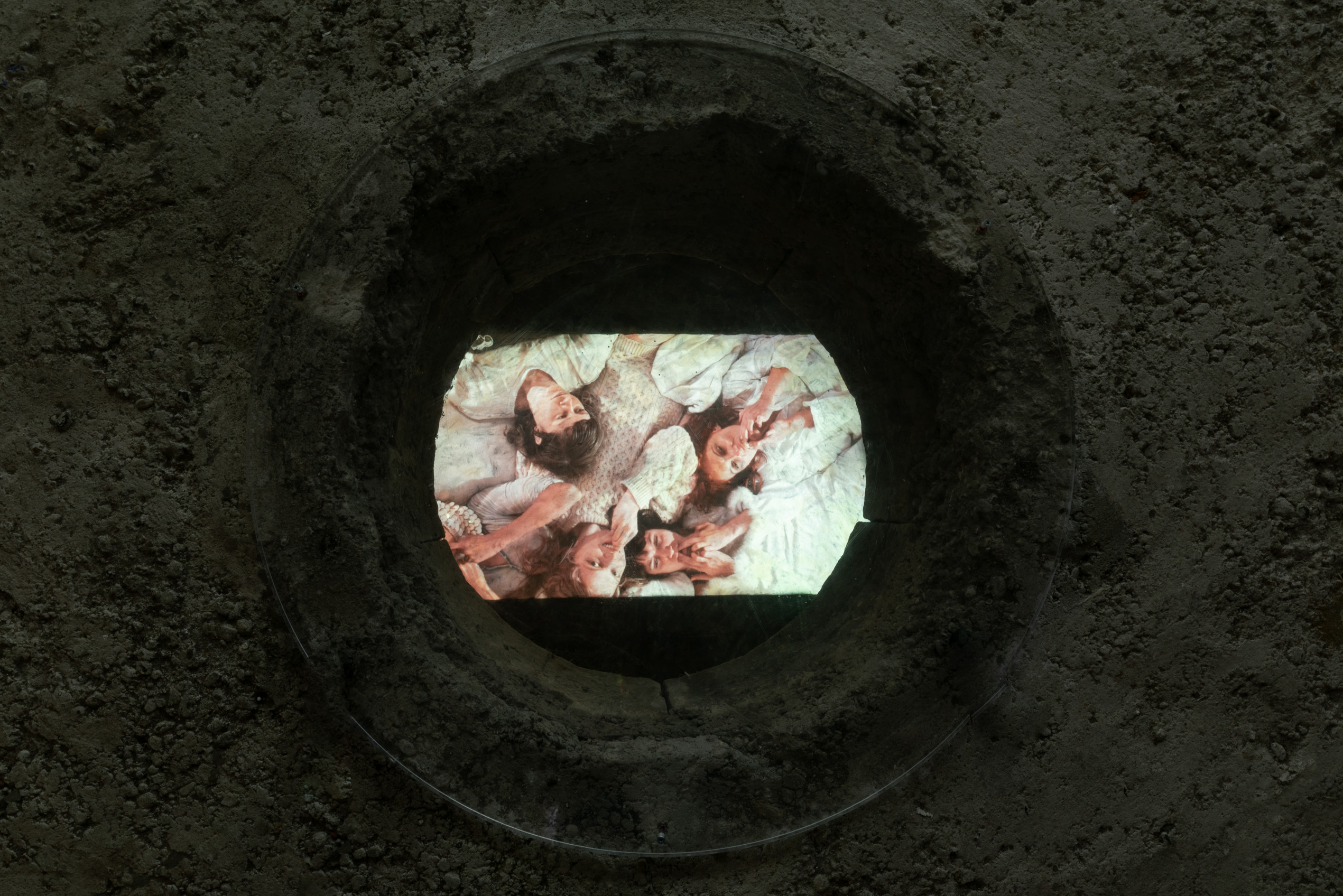 Das Foto zeigt den Pulverturm mit dem Kunstwerk von Psychedelic Choir: Virgin Teeth. Foto © Edith-Russ-Haus