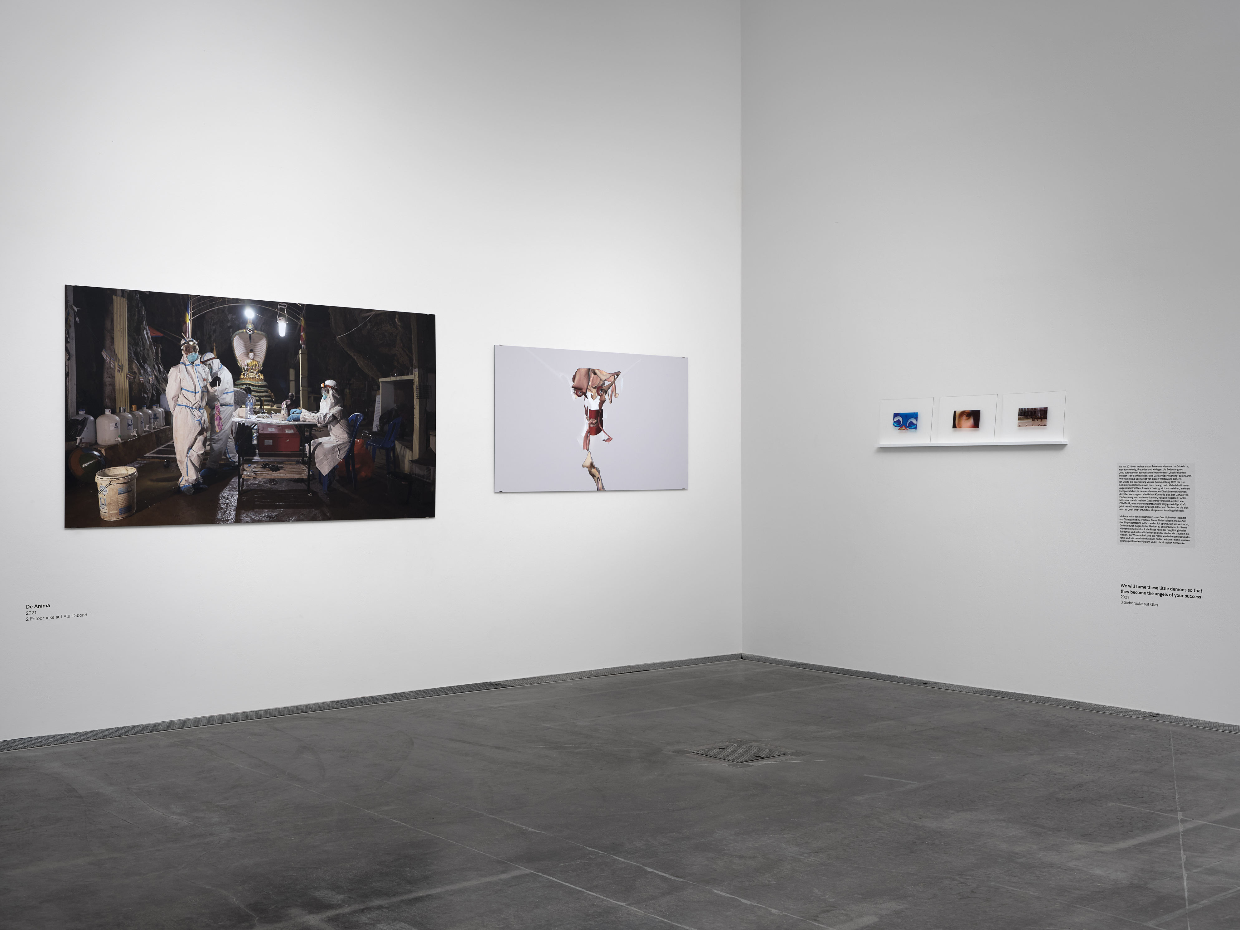 Das Foto zeigt das Obergeschoss des Edith-Russ-Hauses mit der Ausstellungsansicht Clara Jo: Mirror Touch Foto © Edith-Russ-Haus