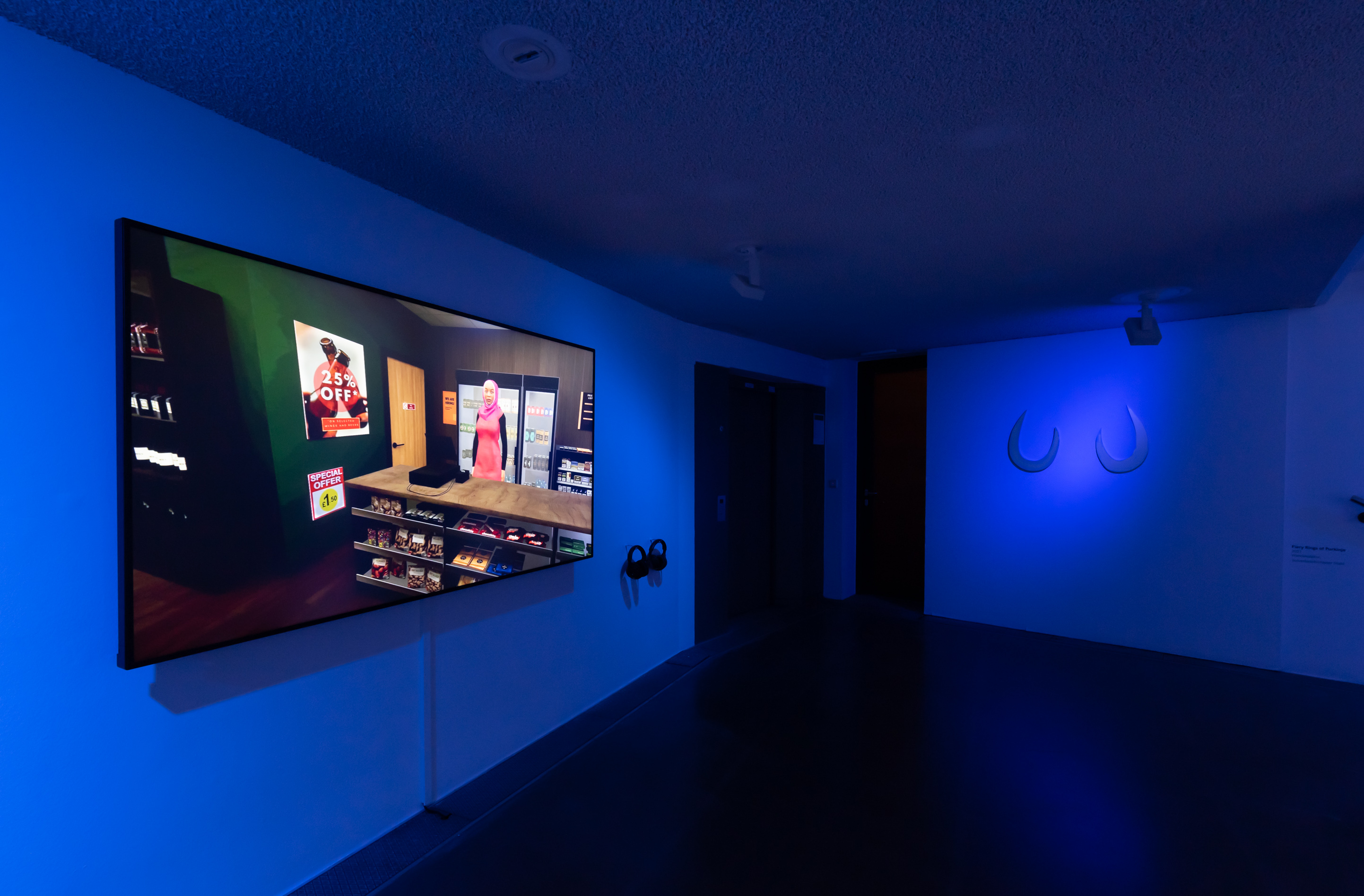 Das Foto zeigt das Untergeschoss des Edith-Russ-Hauses mit der Ausstellungsansicht Clara Jo: Mirror Touch. Foto © Edith-Russ-Haus