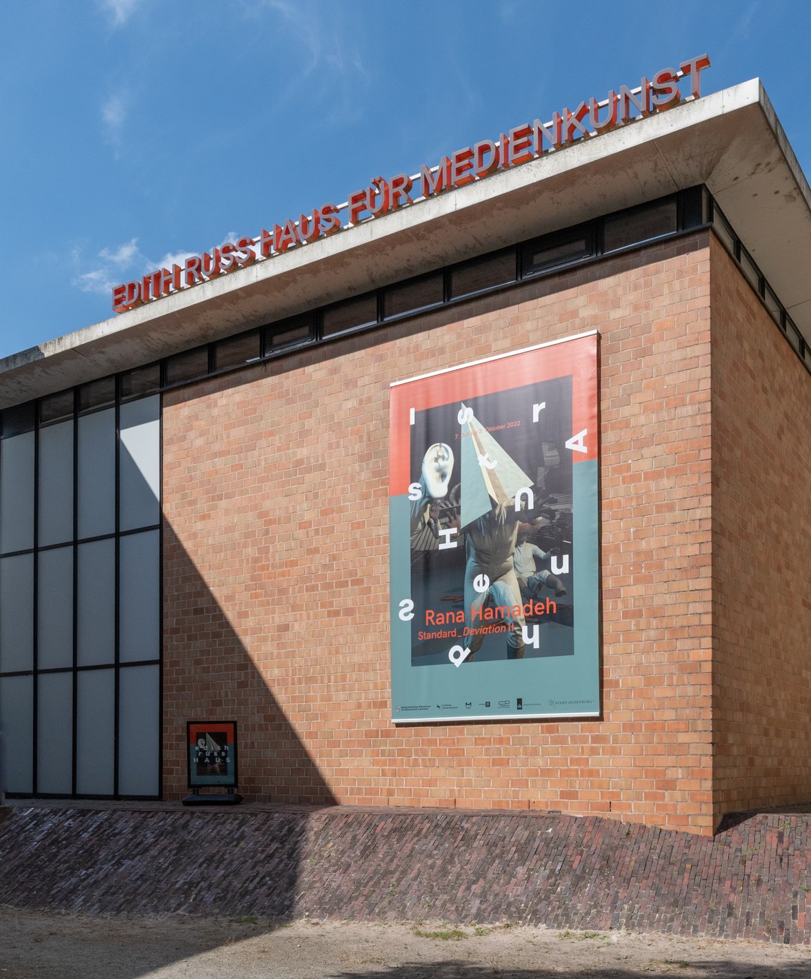 Das Foto zeigt die Fassade des Hauses für Medienkunst mit dem Banner der Ausstellung Rana Hamadeh: Standard_Deviation II. Foto © Haus für Medienkunst