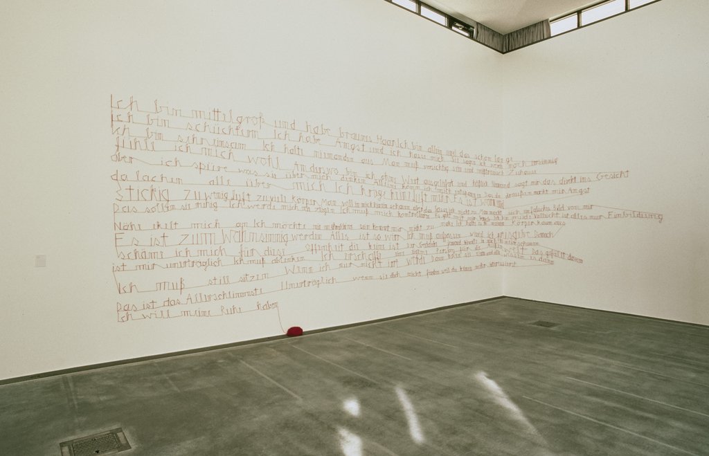 Das Foto zeigt das Obergeschoss des Edith-Russ-Hauses mit dem Kunstwerk von Birgit Brenner: Angst vor Gesichtsröte. Foto © Edith-Russ-Haus