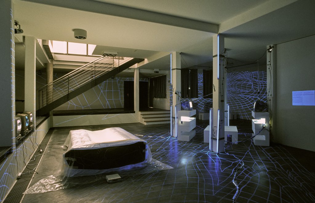 Das Foto zeigt das Untergeschoss des Edith-Russ-Hauses mit dem Kunstwerk von Debra A. Solomon: the_living: project brainstorm. Foto © Edith-Russ-Haus
